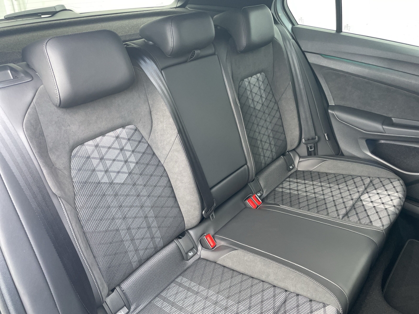 Golf VIII 1.5 eTSI DSG R-Line AHK/360°Kamera/HUD/Navi
