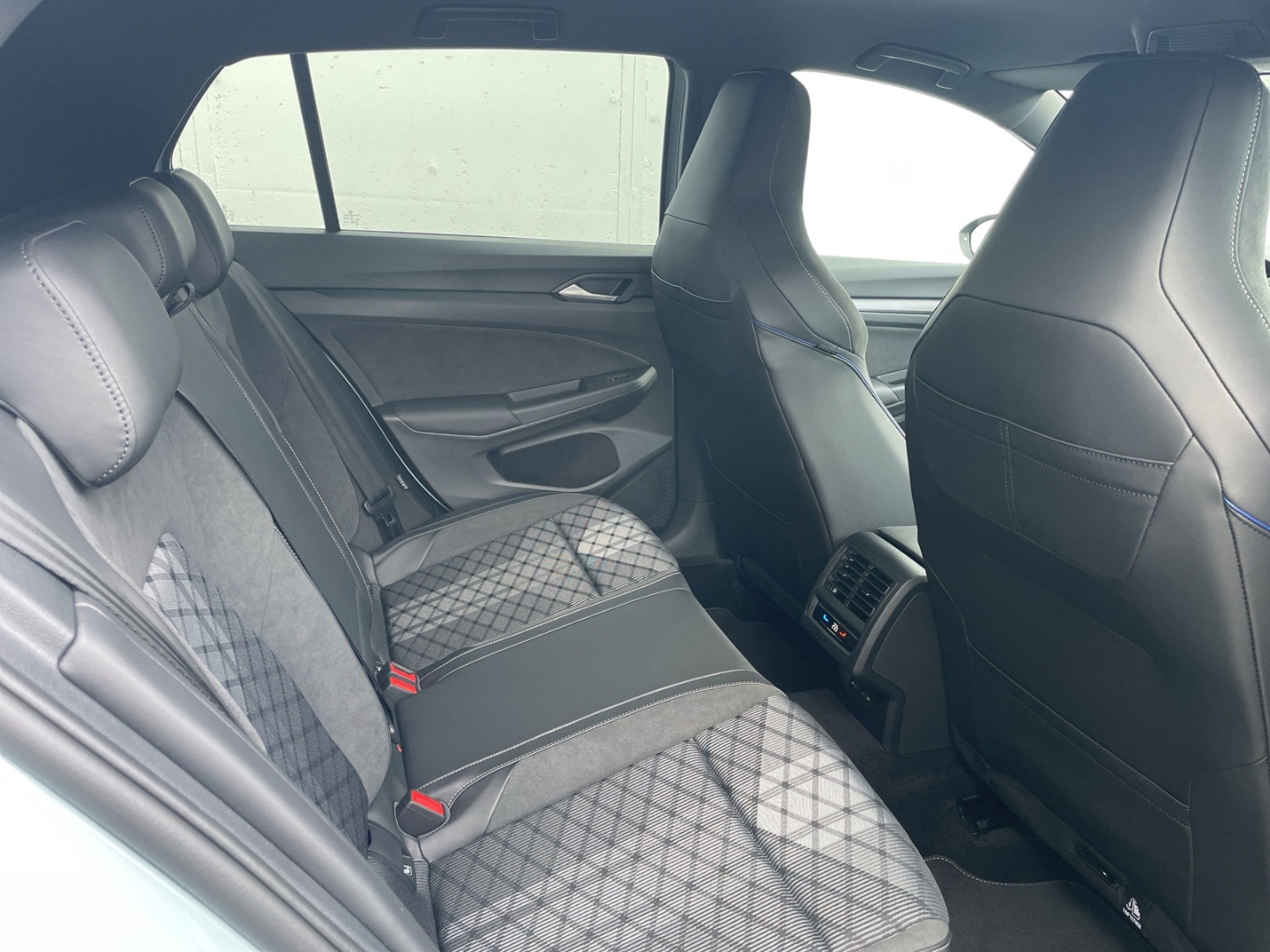 Golf VIII 1.5 eTSI DSG R-Line AHK/360°Kamera/HUD/Navi