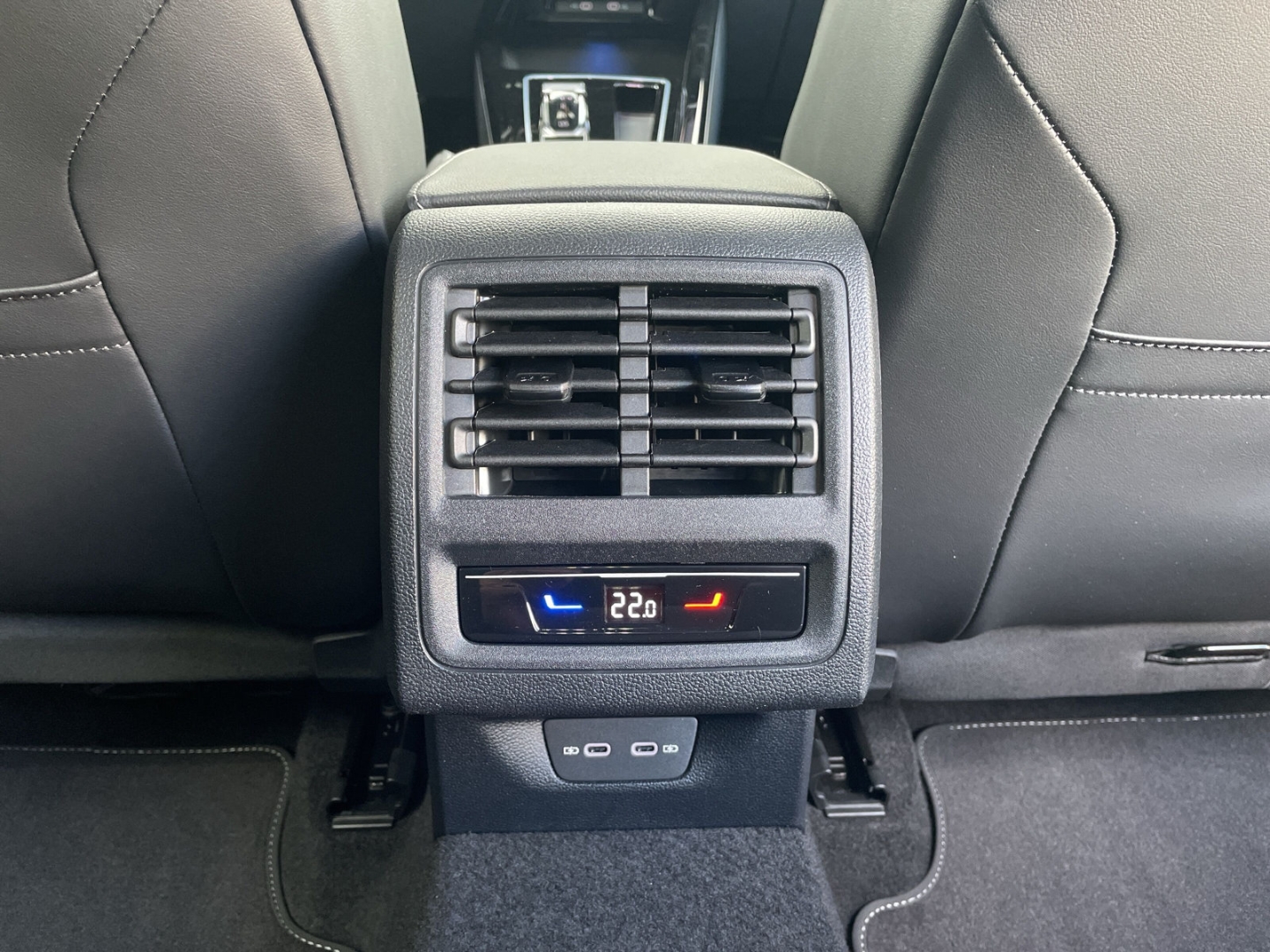Golf VIII 1.5 eTSI DSG R-Line AHK/360°Kamera/HUD/Navi