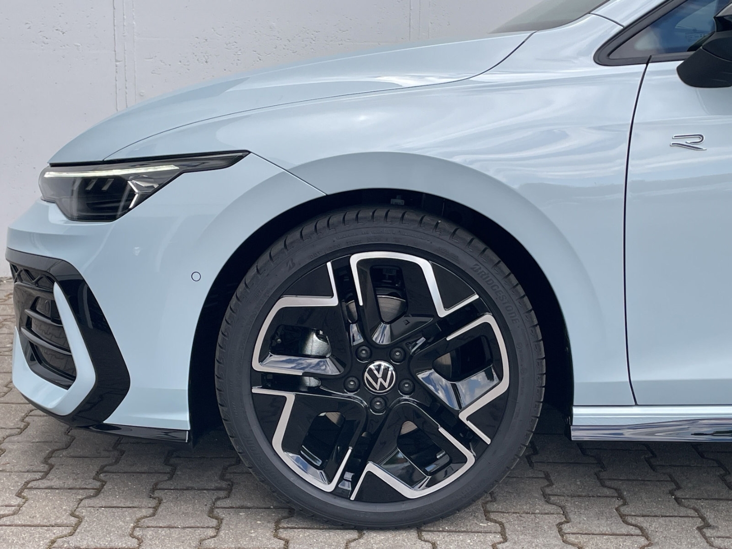 Golf VIII 1.5 eTSI DSG R-Line AHK/360°Kamera/HUD/Navi