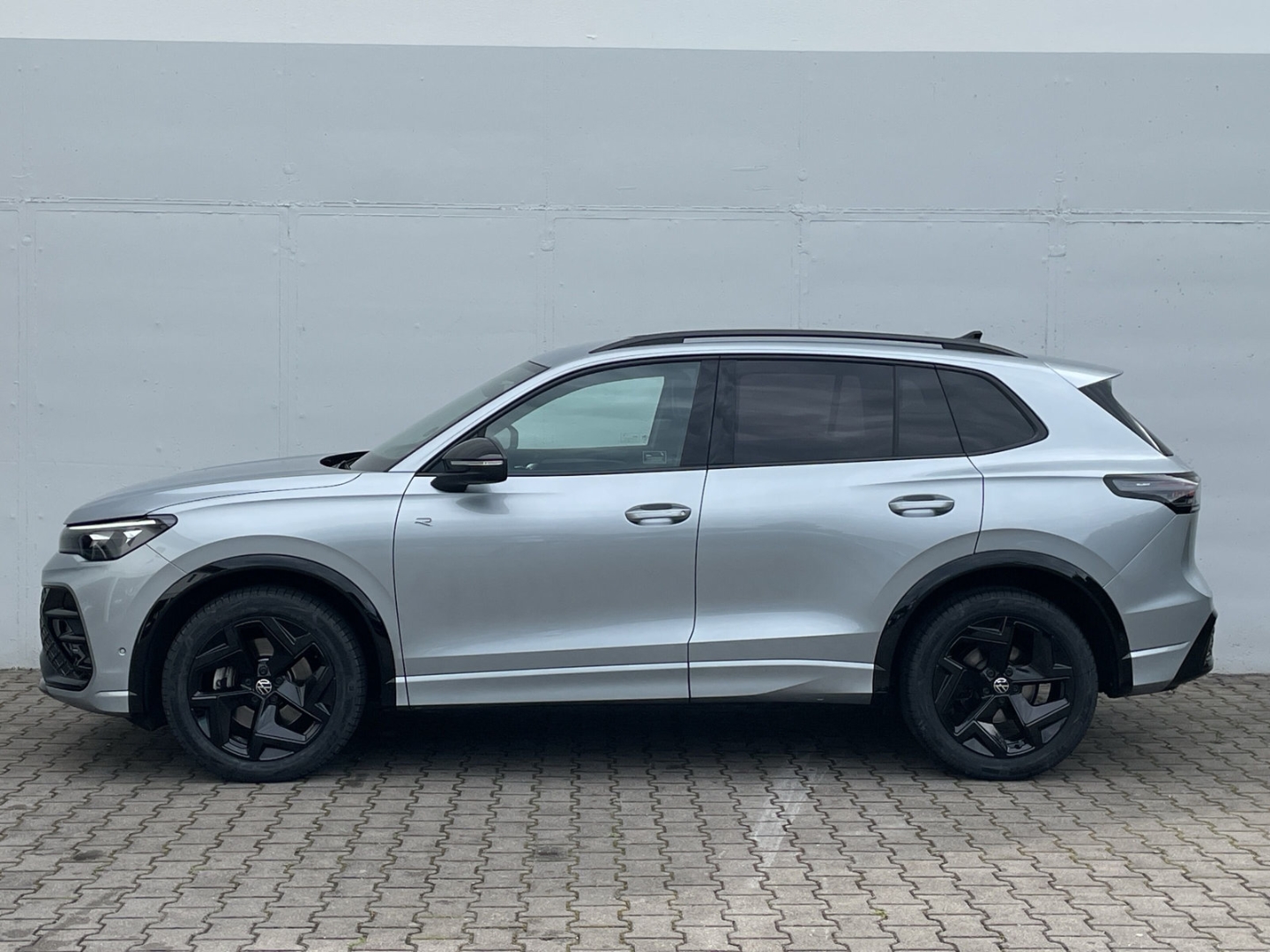 Tiguan 2.0 TDI R-Line Black Style AHK/360°Kamera/ACC/Navi/HUD/Keyless/