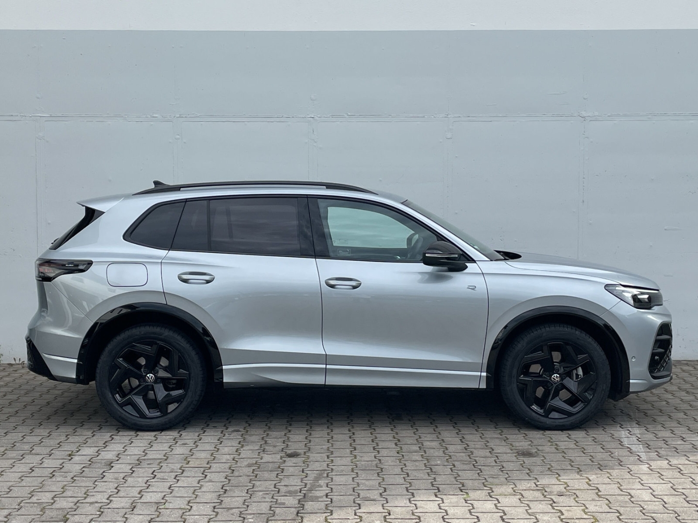 Tiguan 2.0 TDI R-Line Black Style AHK/360°Kamera/ACC/Navi/HUD/Keyless/
