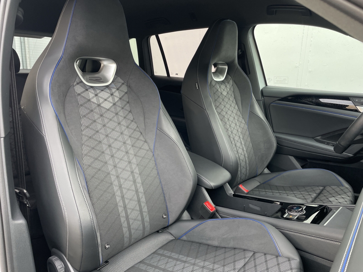 Tiguan 2.0 TDI R-Line Black Style AHK/360°Kamera/ACC/Navi/HUD/Keyless/