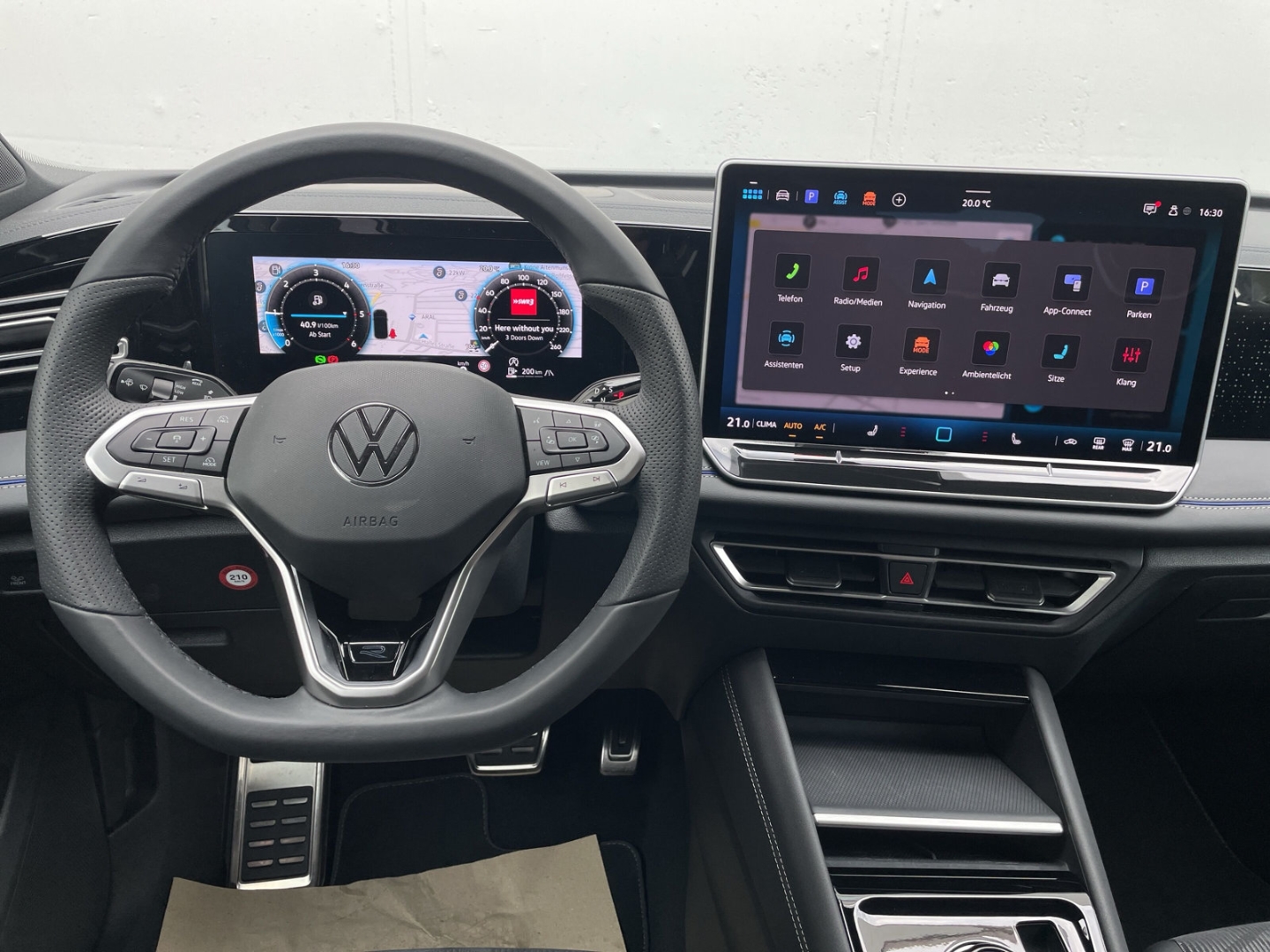 Tiguan 2.0 TDI R-Line Black Style AHK/360°Kamera/ACC/Navi/HUD/Keyless/