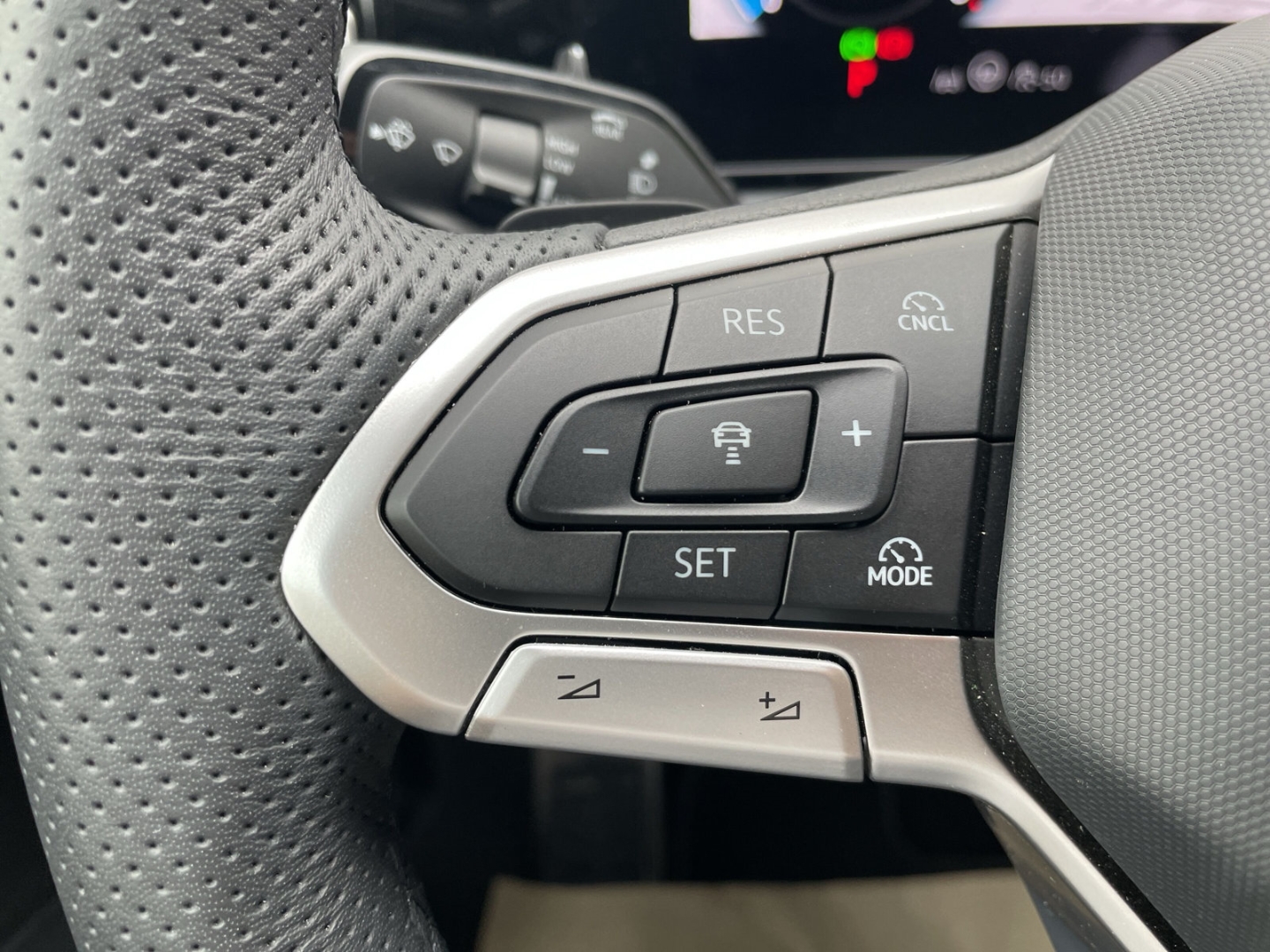Tiguan 2.0 TDI R-Line Black Style AHK/360°Kamera/ACC/Navi/HUD/Keyless/