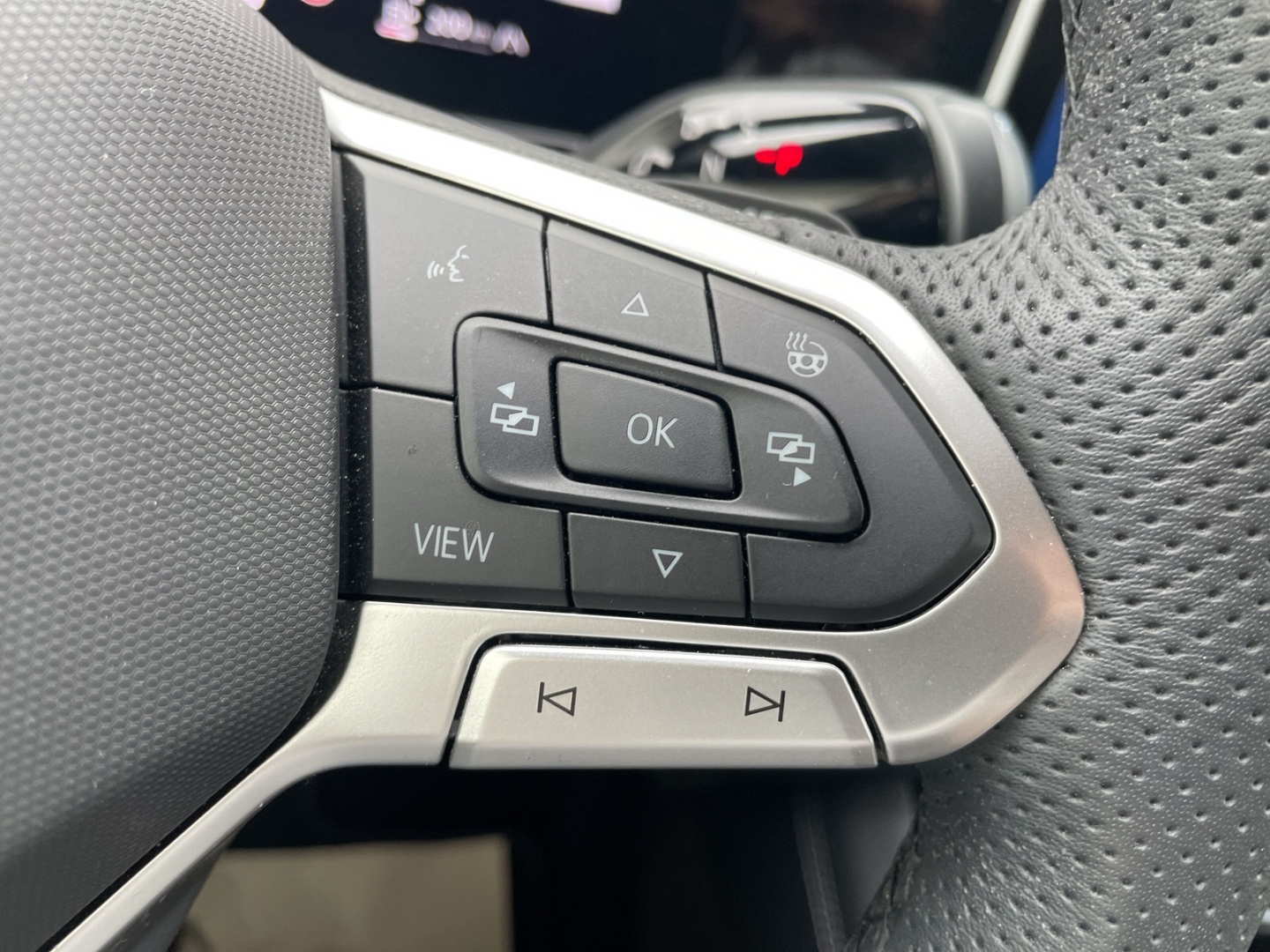 Tiguan 2.0 TDI R-Line Black Style AHK/360°Kamera/ACC/Navi/HUD/Keyless/