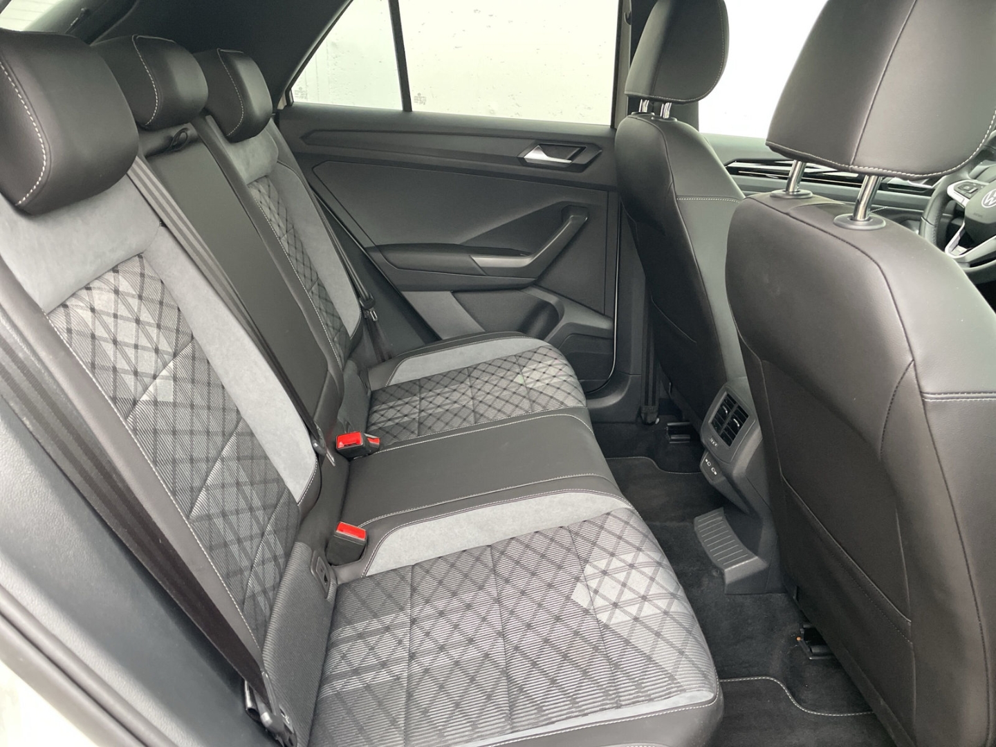 T-Roc 1.5 TSI DSG R-Line Black Style AHK/Kamera ACC/IQ.LIGHT/Navi/App-Connect