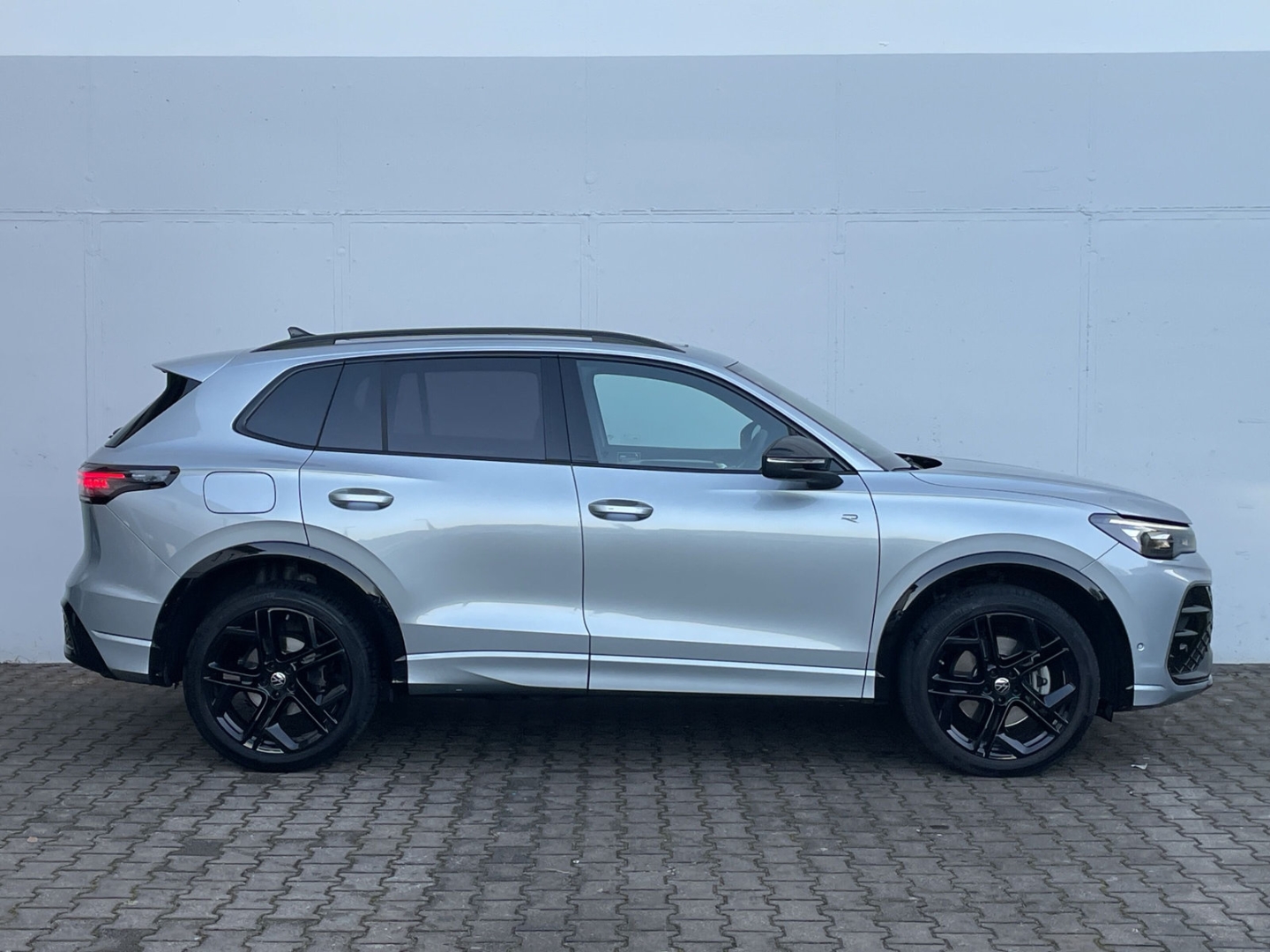Tiguan 2.0 TDI 4M R-Line Standhzg/AHK/HUD/360°Kamera/H&K/Pano/DCC Pro/Keyless/Navi/ACC