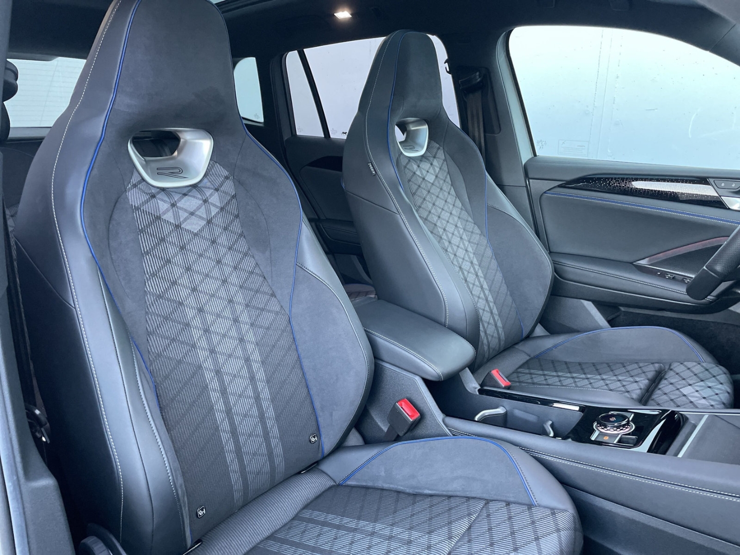 Tiguan 2.0 TDI 4M R-Line Standhzg/AHK/HUD/360°Kamera/H&K/Pano/DCC Pro/Keyless/Navi/ACC