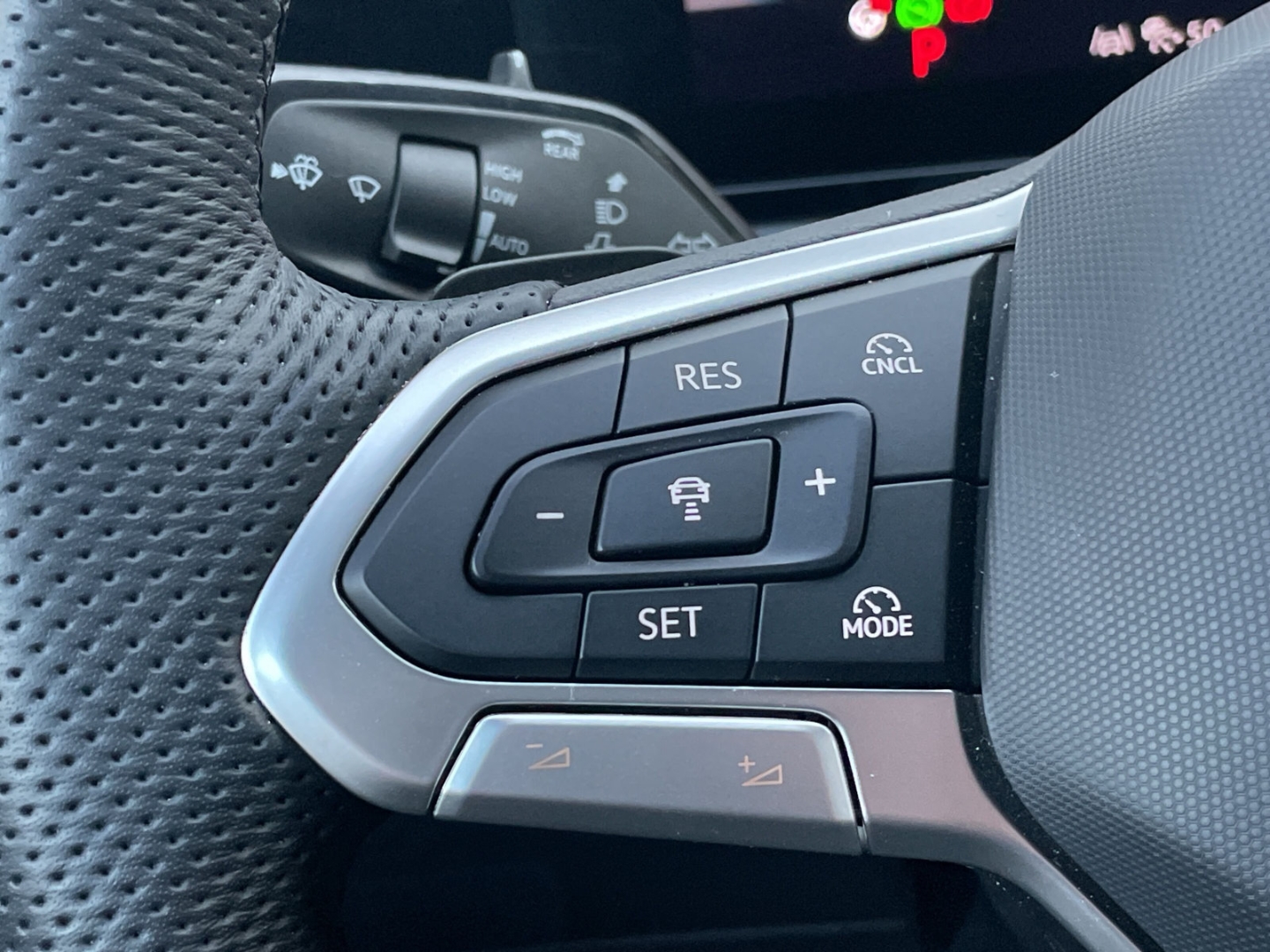 Tiguan 2.0 TDI 4M R-Line Standhzg/AHK/HUD/360°Kamera/H&K/Pano/DCC Pro/Keyless/Navi/ACC