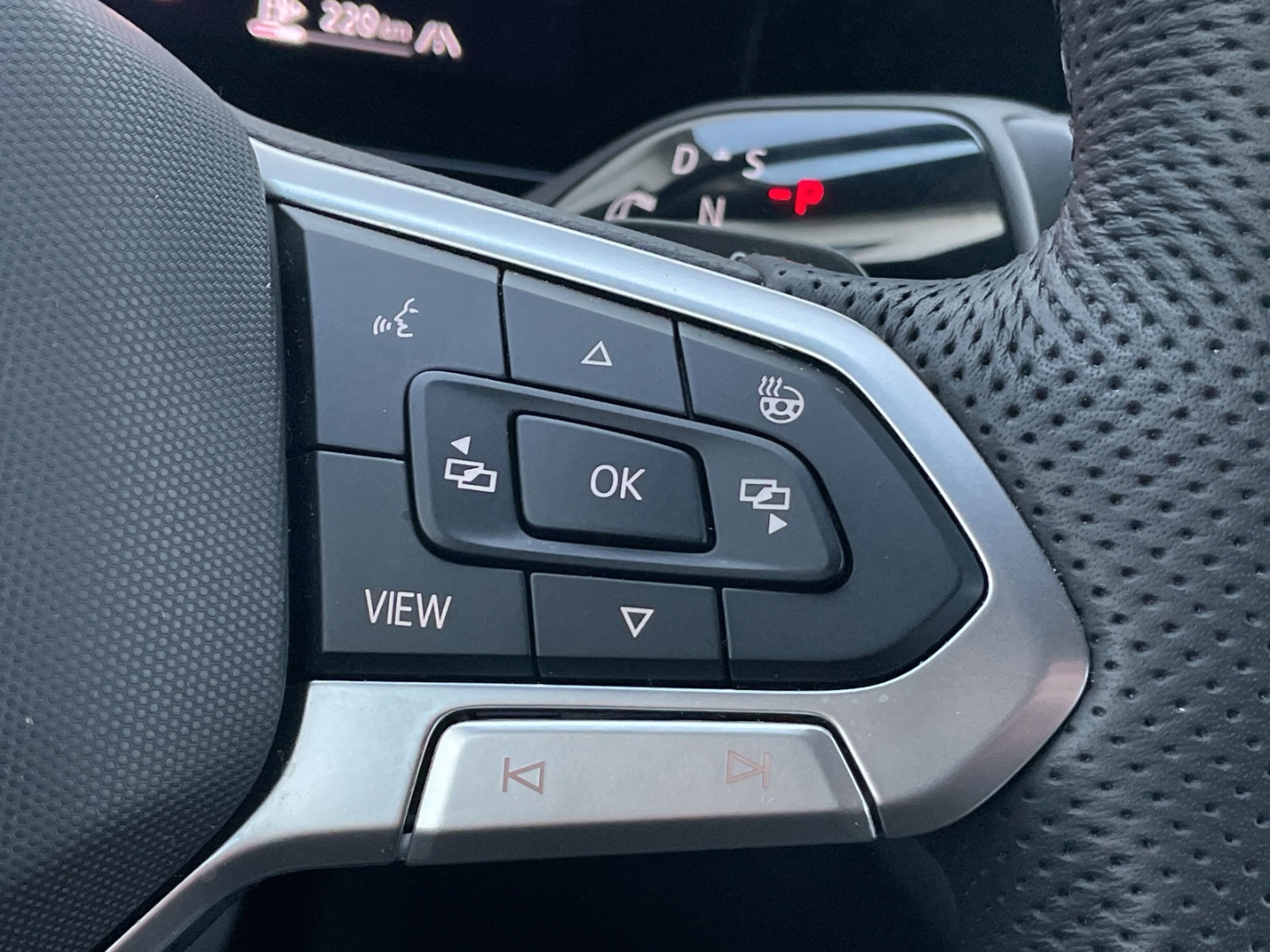 Tiguan 2.0 TDI 4M R-Line Standhzg/AHK/HUD/360°Kamera/H&K/Pano/DCC Pro/Keyless/Navi/ACC