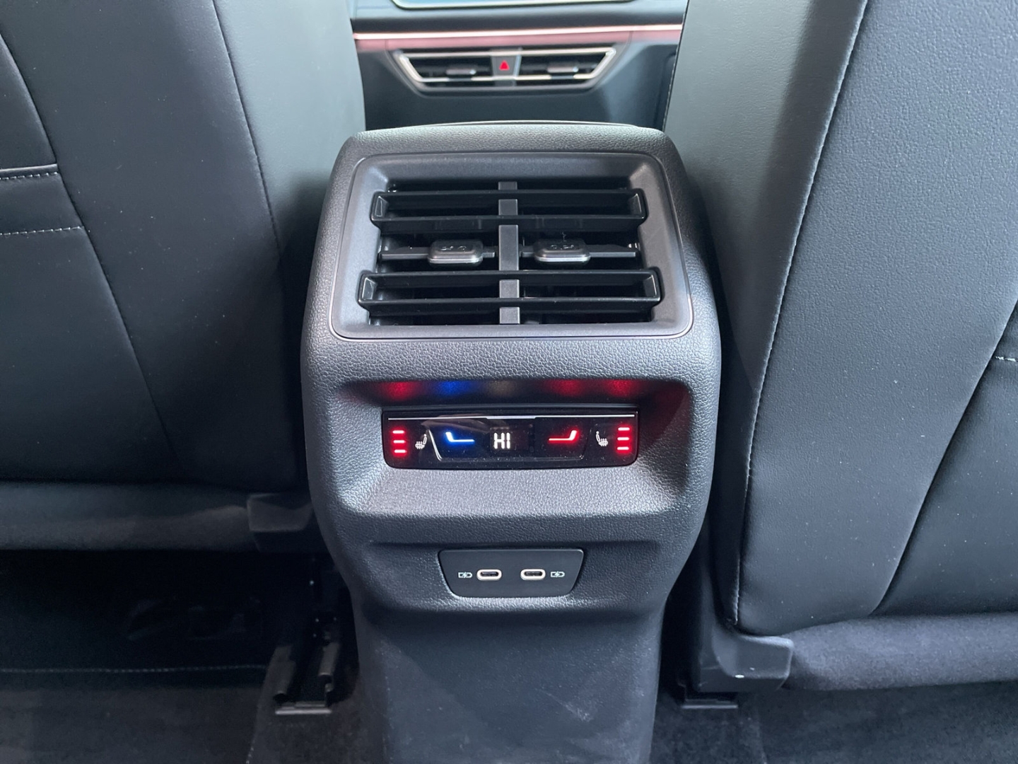 Tiguan 2.0 TDI 4M R-Line Standhzg/AHK/HUD/360°Kamera/H&K/Pano/DCC Pro/Keyless/Navi/ACC