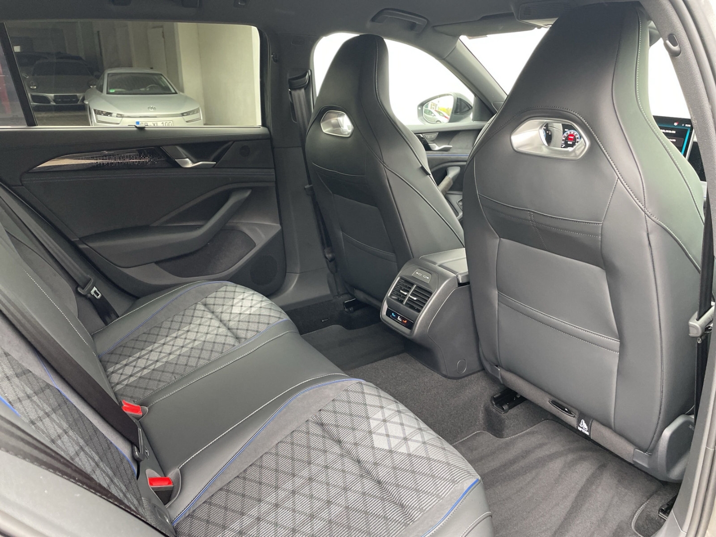 Passat Variant 1.5TSI eHybrid R-Line HUD/AHK/DCC Pro