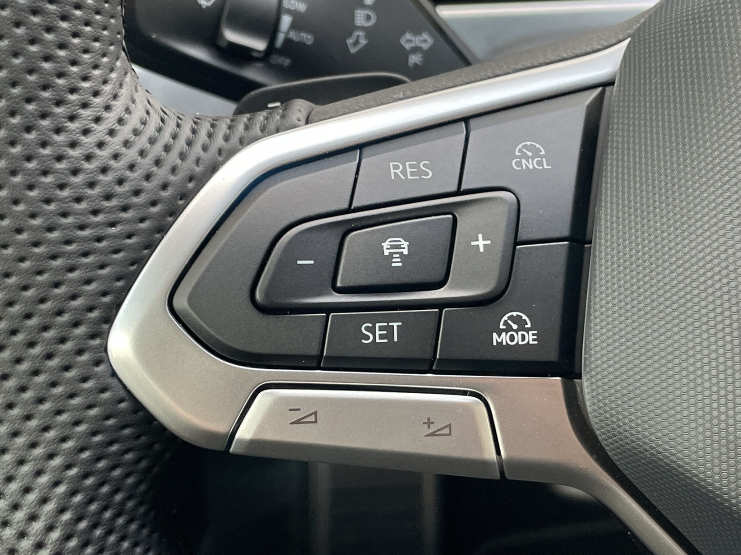Passat R-Line 2.0 TDI DSG HUD/AHK/Navi/360Kamera