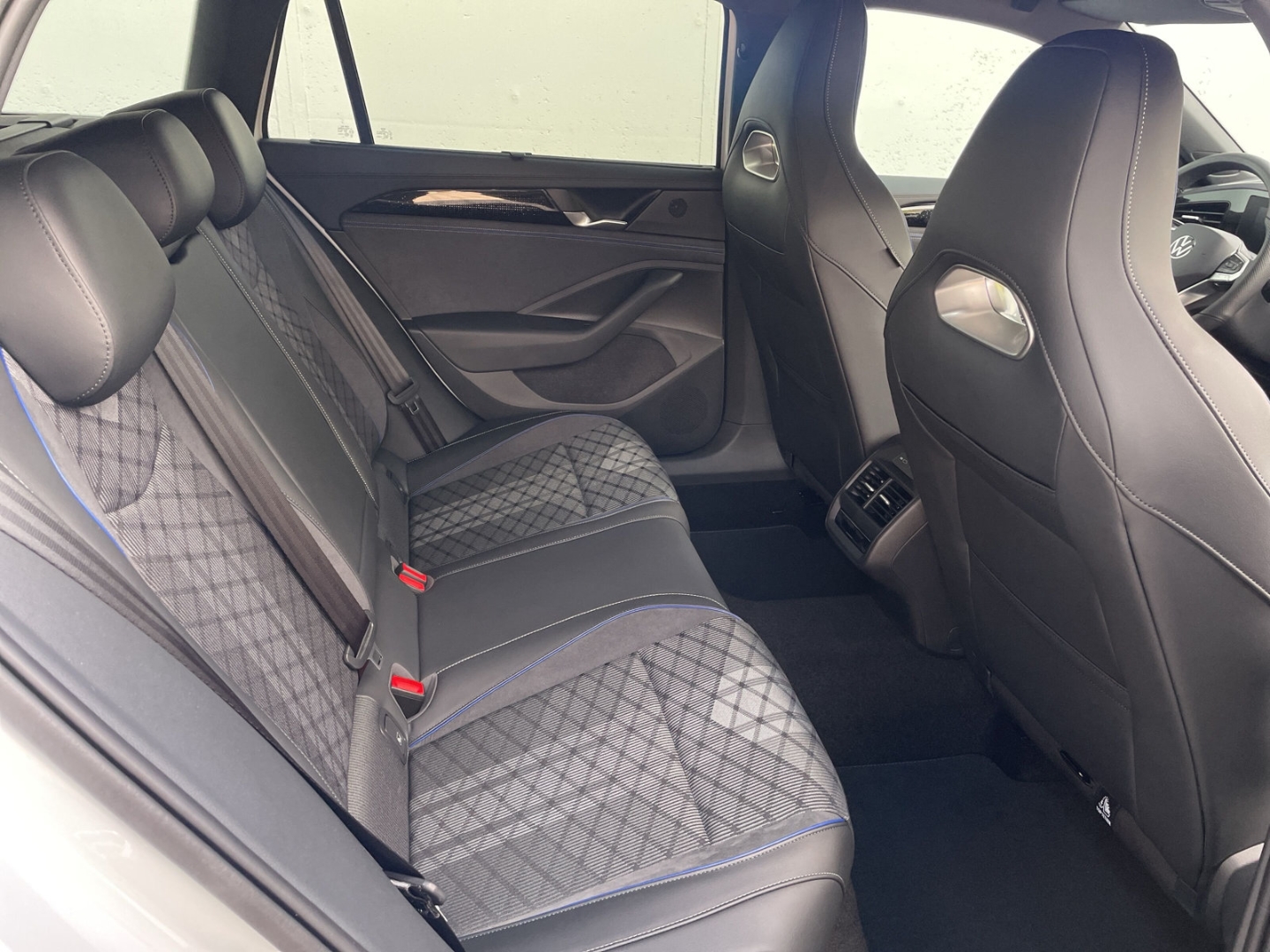 Passat R-Line 2.0 TDI DSG HUD/AHK/Navi/360Kamera