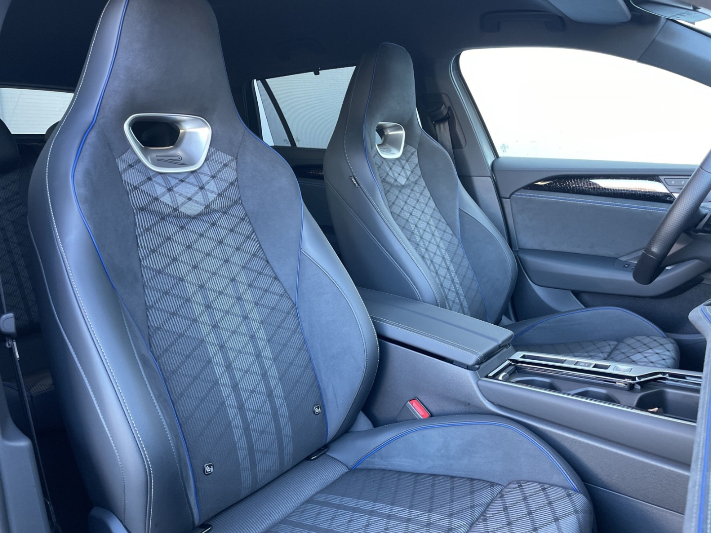 Passat 2.0 TDI R-Line AHK/Kamera/Keyless/Matrix/el.Heckklappe/ACC/Navi/App-Connect