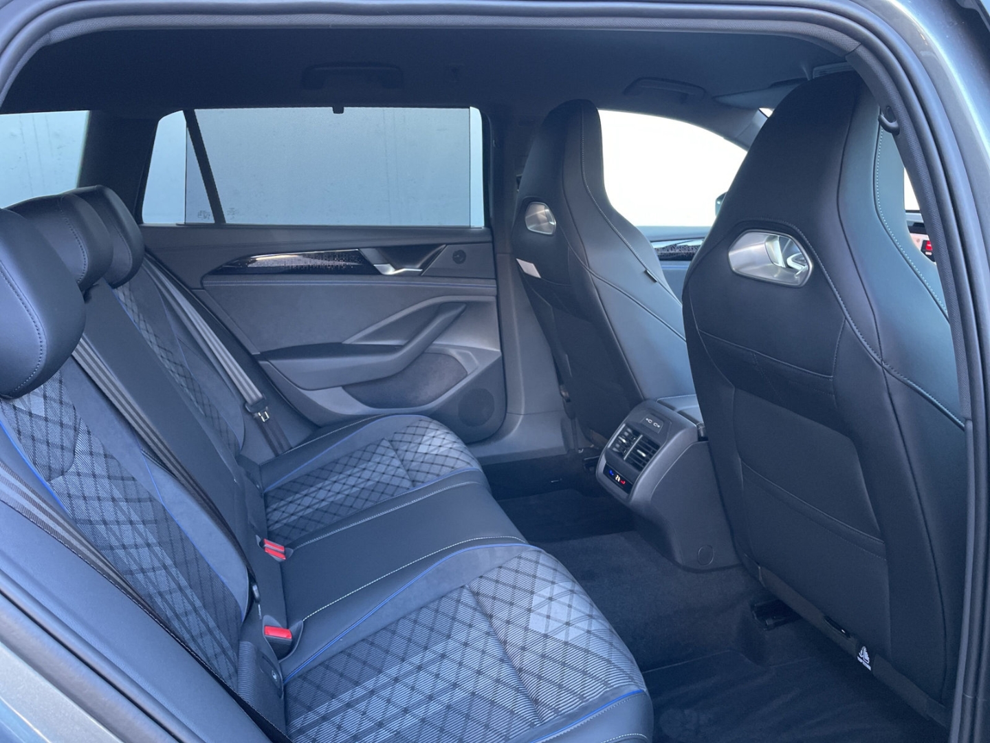Passat 2.0 TDI R-Line AHK/Kamera/Keyless/Matrix/el.Heckklappe/ACC/Navi/App-Connect