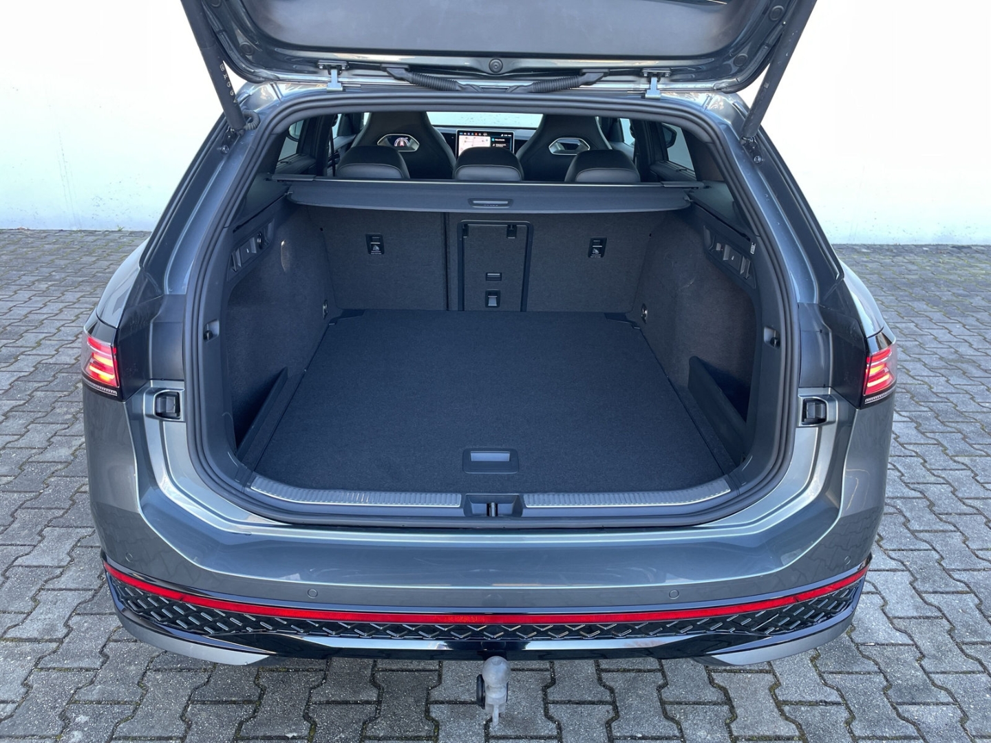 Passat 2.0 TDI R-Line AHK/Kamera/Keyless/Matrix/el.Heckklappe/ACC/Navi/App-Connect