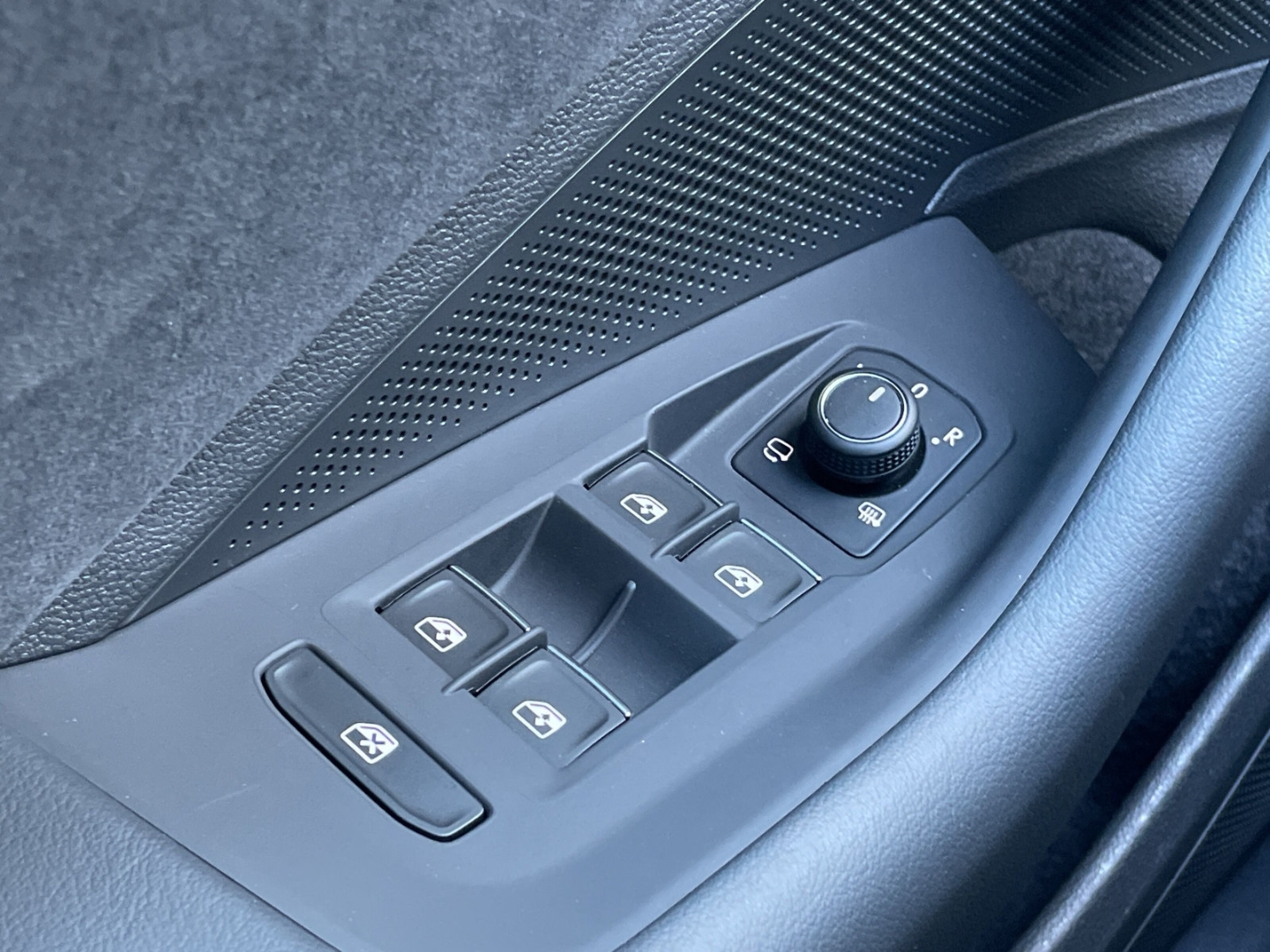 Passat 2.0 TDI R-Line AHK/Kamera/Keyless/Matrix/el.Heckklappe/ACC/Navi/App-Connect
