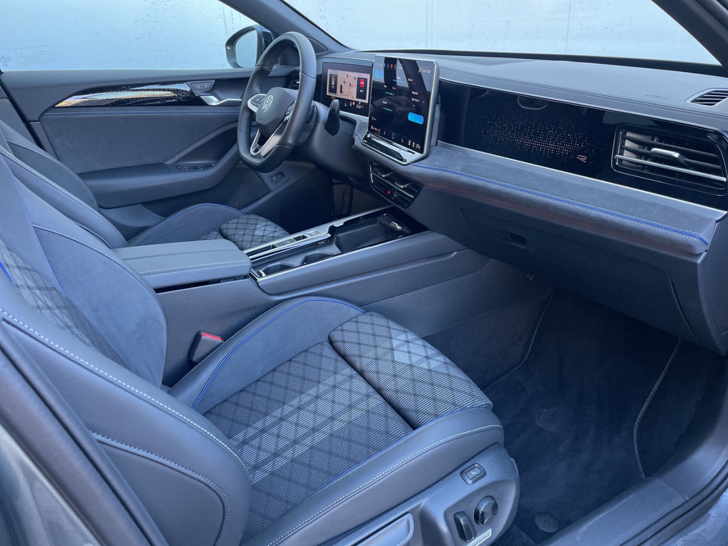 Passat 2.0 TDI R-Line AHK/Kamera/Keyless/Matrix/el.Heckklappe/ACC/Navi/App-Connect