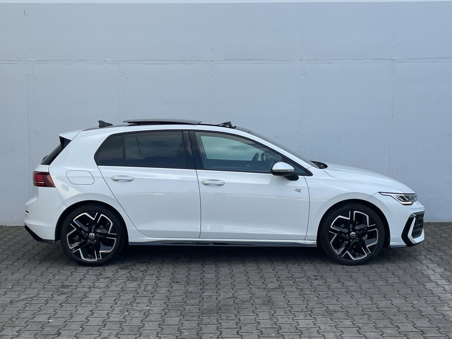 Golf VIII 1.5 eTSI DSG R-Line Pano/Standhzg/CAM /App-Connect/LED/ACC