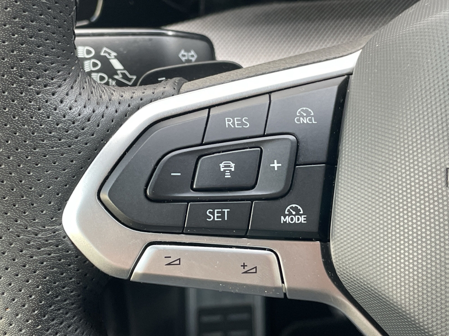 Golf VIII 1.5 eTSI DSG R-Line Pano/Standhzg/CAM /App-Connect/LED/ACC