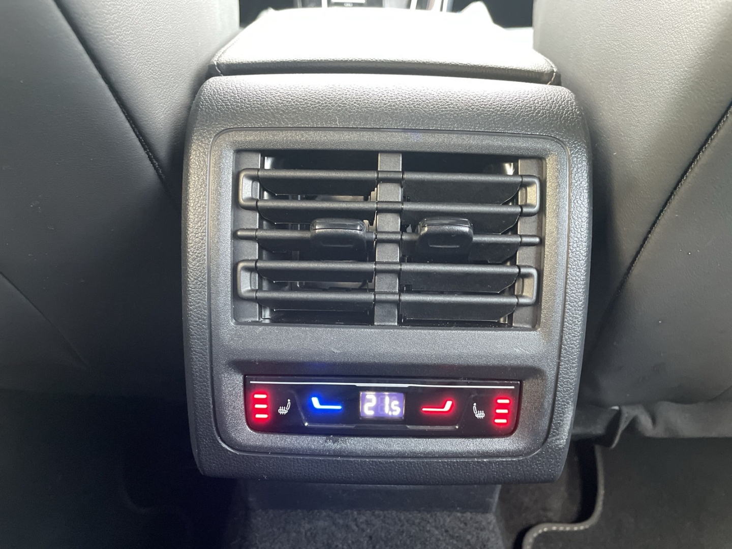 Golf VIII 1.5 eTSI DSG R-Line Pano/Standhzg/CAM /App-Connect/LED/ACC