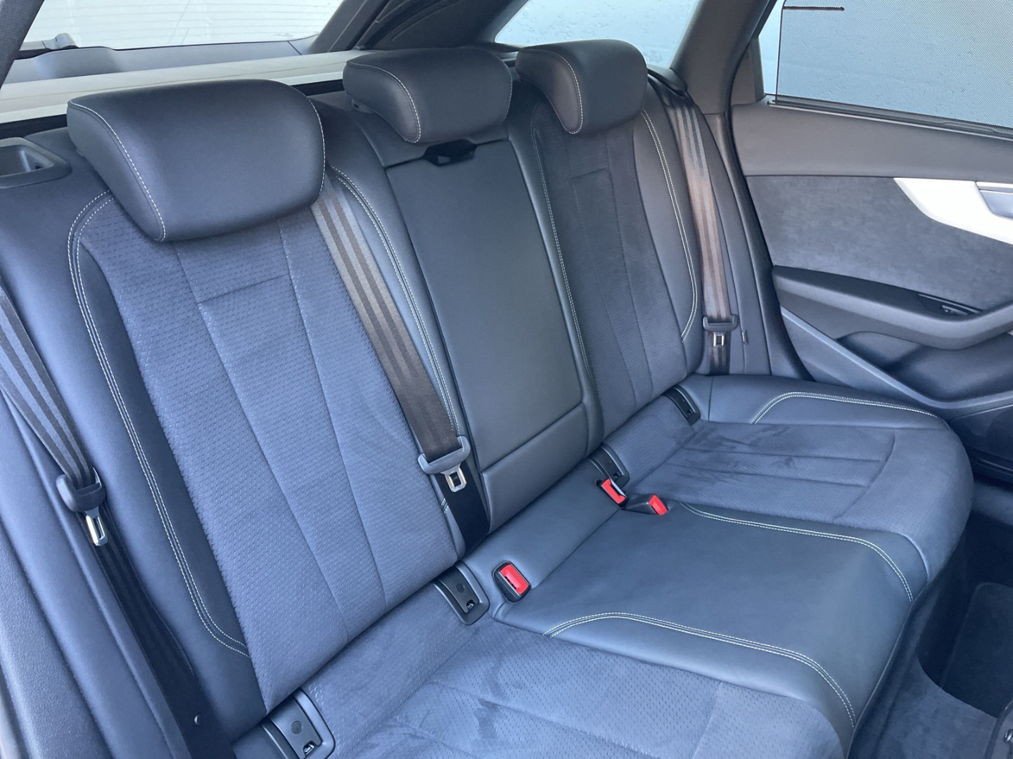 A4 40 TFSI Avant S line quattro Matrix/AHK/Pano/ACC/Kamera/el.Heckklappe/Navi/App-Connect