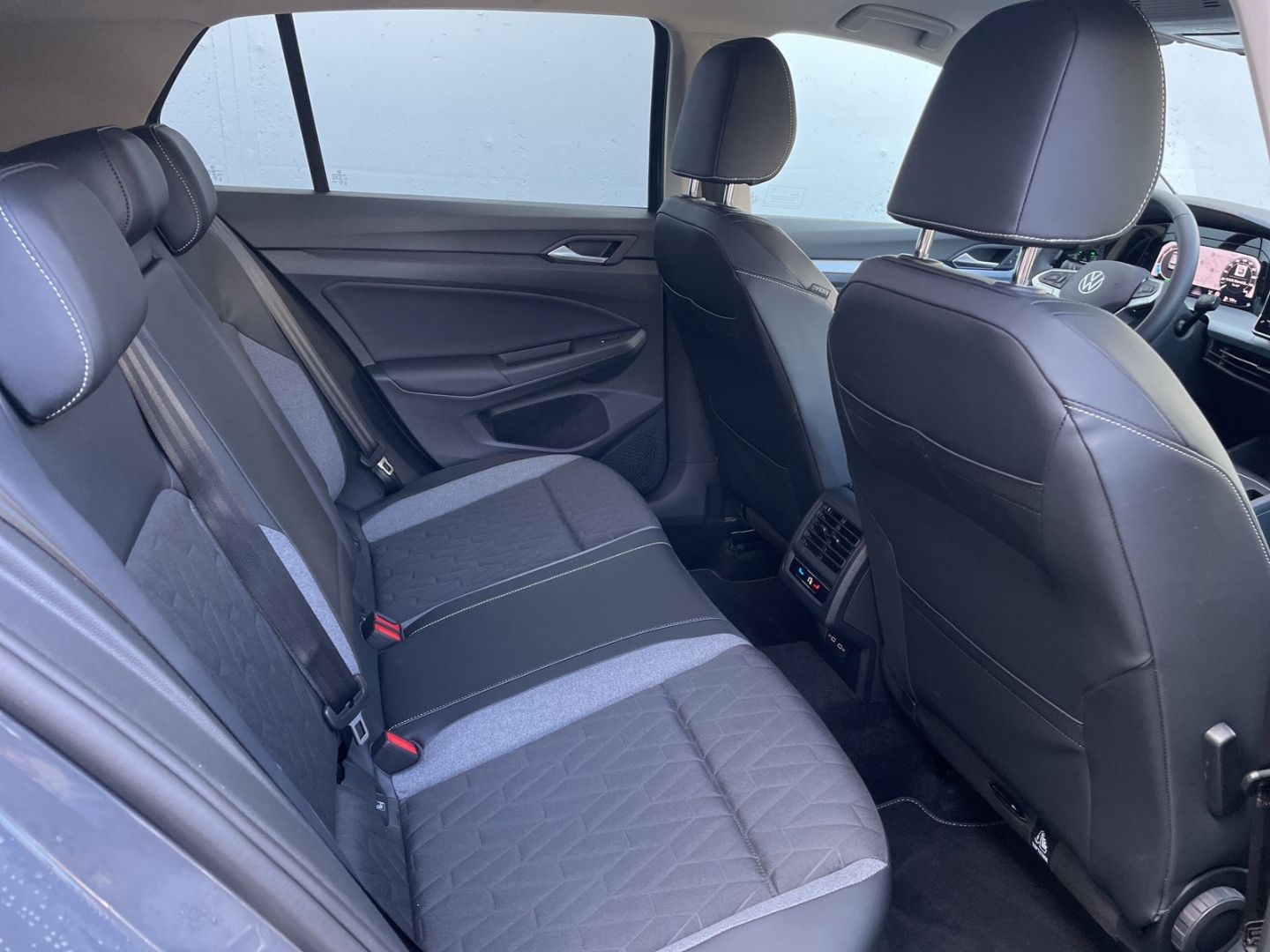 Golf VIII 1.5 eTSI DSG Energy AHK/Kamera/ACC/Navi/App-Connect/LED-Plus