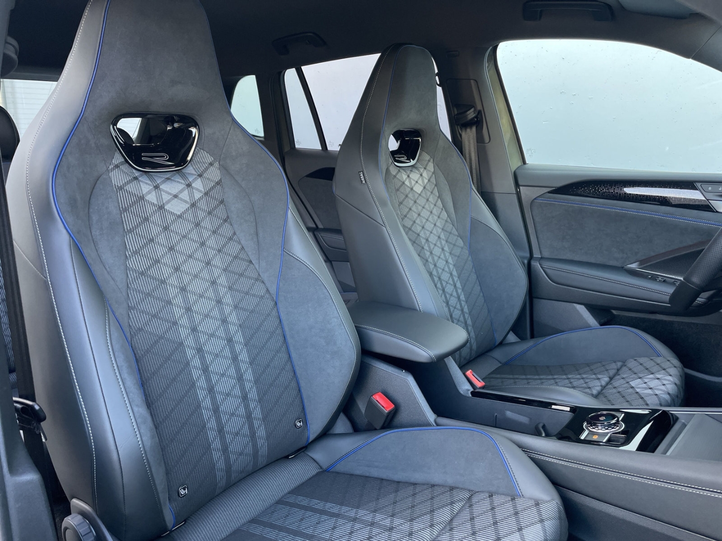 Tiguan R-Line 1.5 TSI DSG Black Style AHK/App-Connect/360°Kamera/Navi/ACC