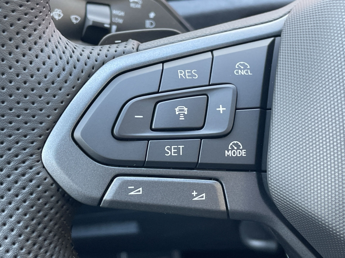 Tiguan R-Line 1.5 TSI DSG Black Style AHK/App-Connect/360°Kamera/Navi/ACC