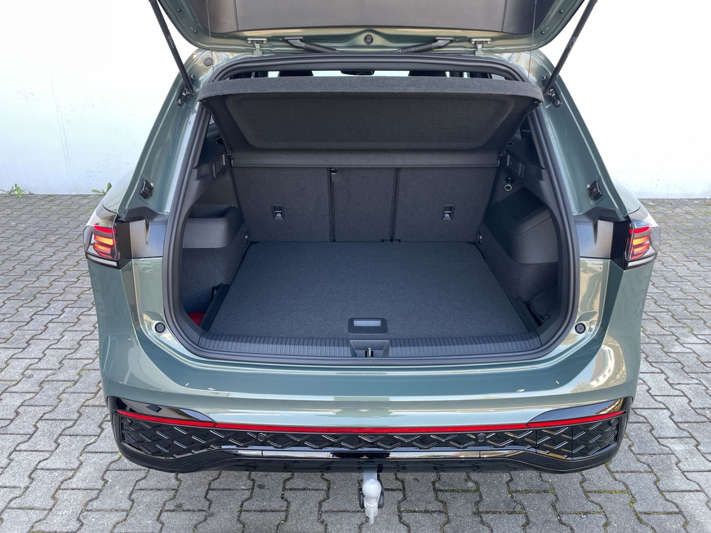 Tiguan R-Line 1.5 TSI DSG Black Style AHK/App-Connect/360°Kamera/Navi/ACC
