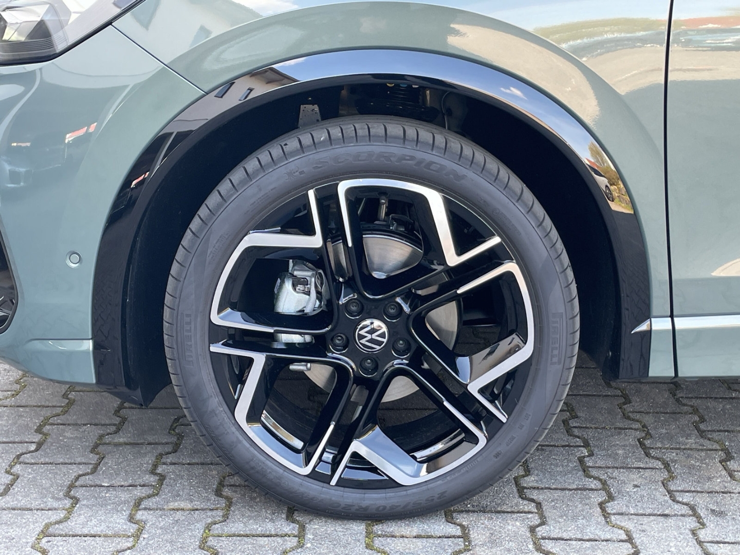 Tiguan R-Line 1.5 TSI DSG Black Style AHK/App-Connect/360°Kamera/Navi/ACC