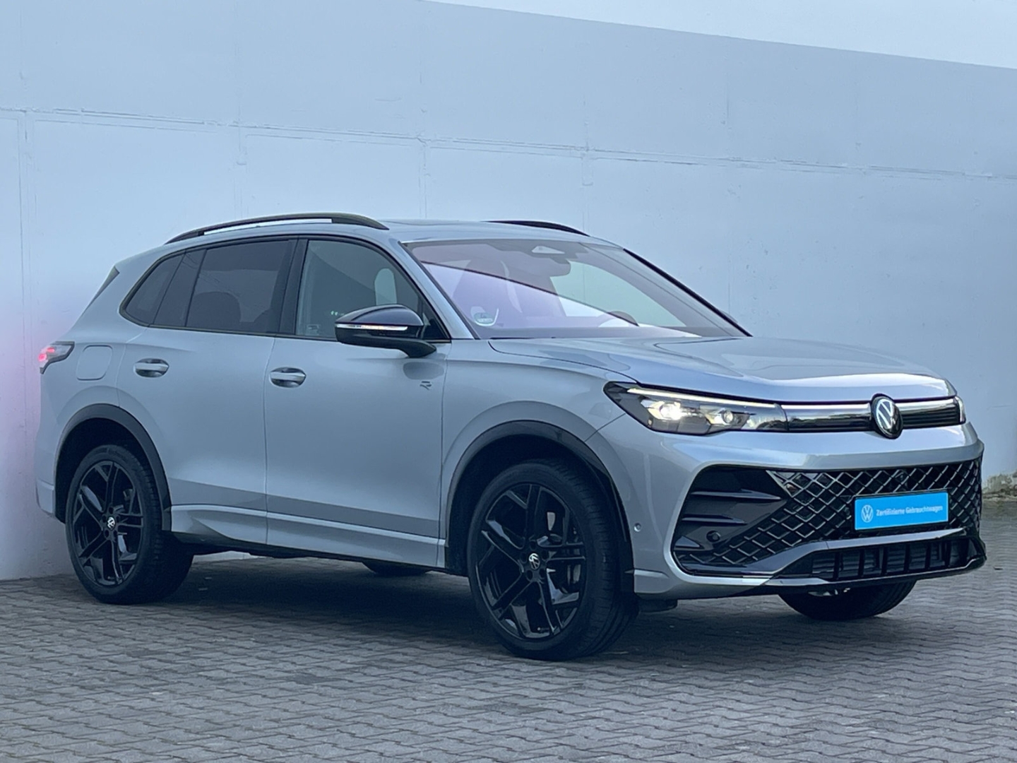 Tiguan 2.0TDI R-Line 4M Black Pano/Standhzg/AHK/HUD/LEDER/Keyless/H&K/ACC/360°Kamera/DCC/Matrix/