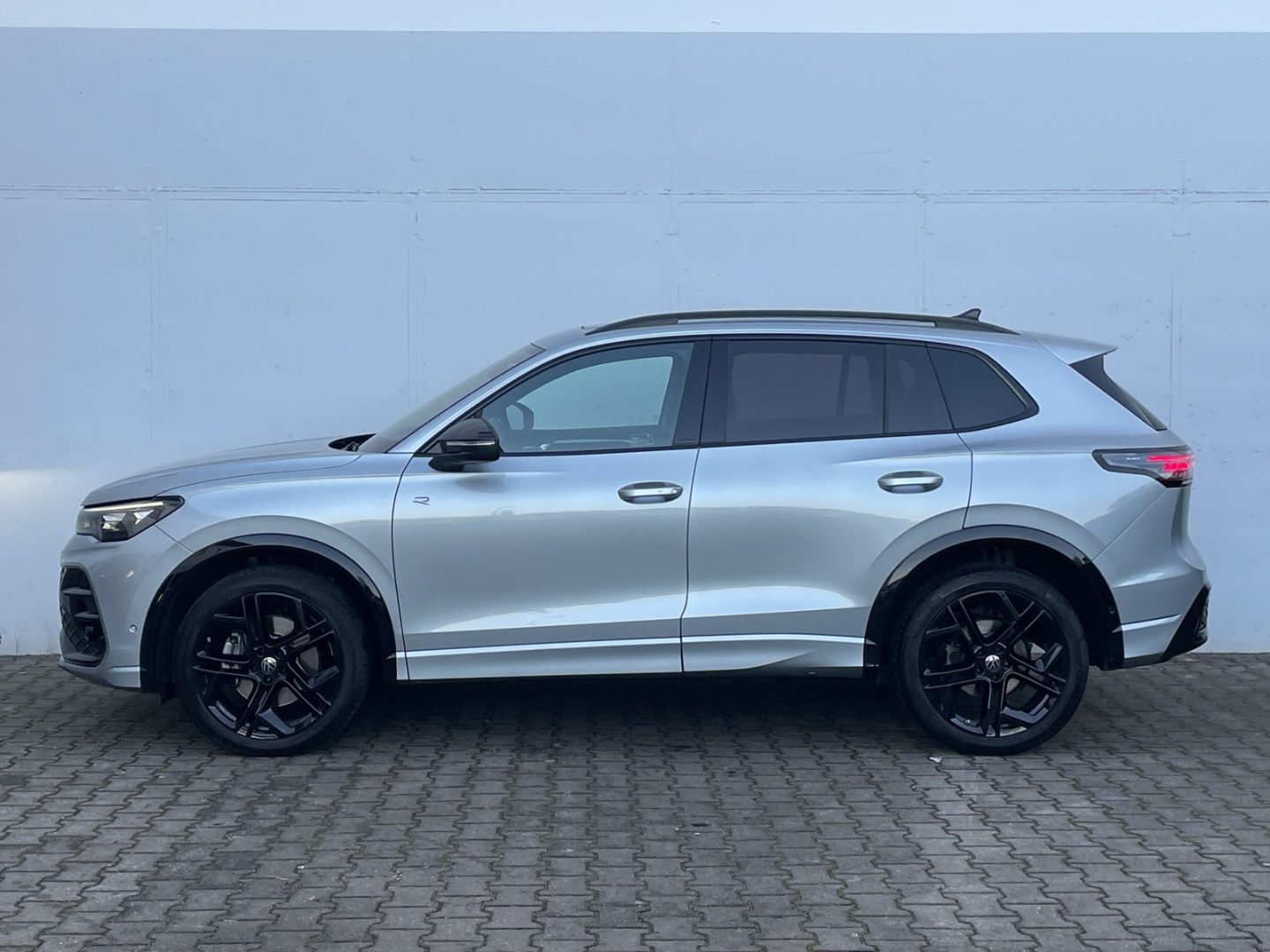 Tiguan 2.0TDI R-Line 4M Black Pano/Standhzg/AHK/HUD/LEDER/Keyless/H&K/ACC/360°Kamera/DCC/Matrix/