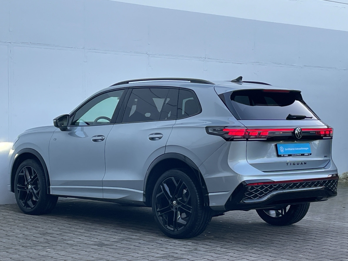 Tiguan 2.0TDI R-Line 4M Black Pano/Standhzg/AHK/HUD/LEDER/Keyless/H&K/ACC/360°Kamera/DCC/Matrix/