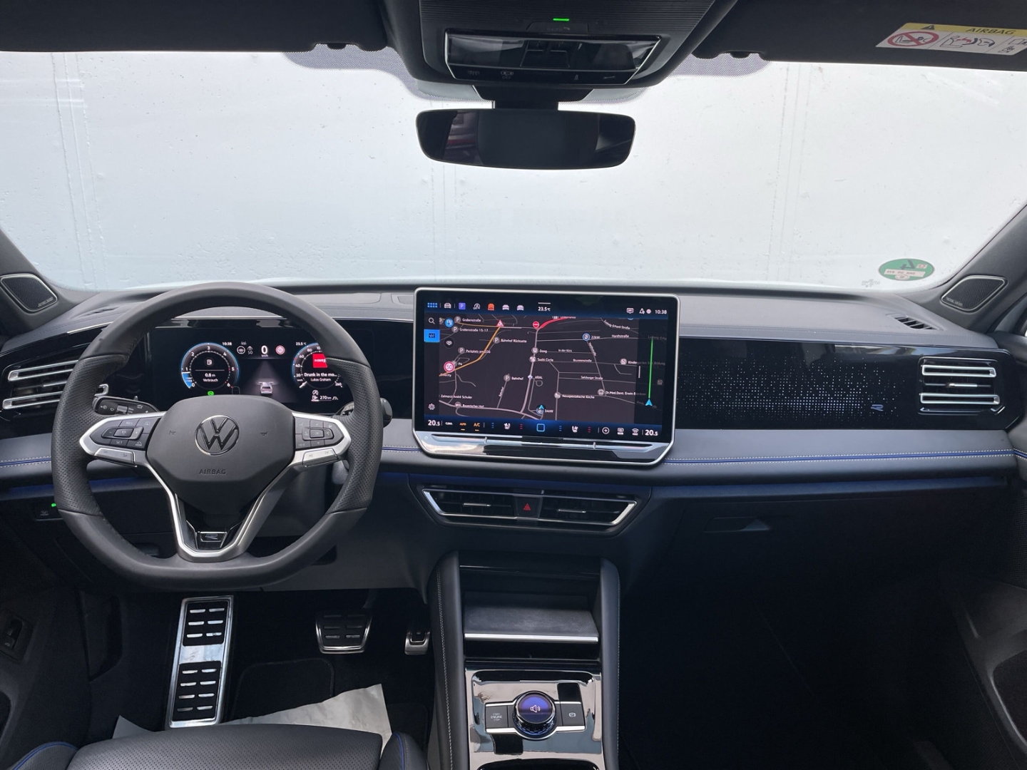 Tiguan 2.0TDI R-Line 4M Black Pano/Standhzg/AHK/HUD/LEDER/Keyless/H&K/ACC/360°Kamera/DCC/Matrix/