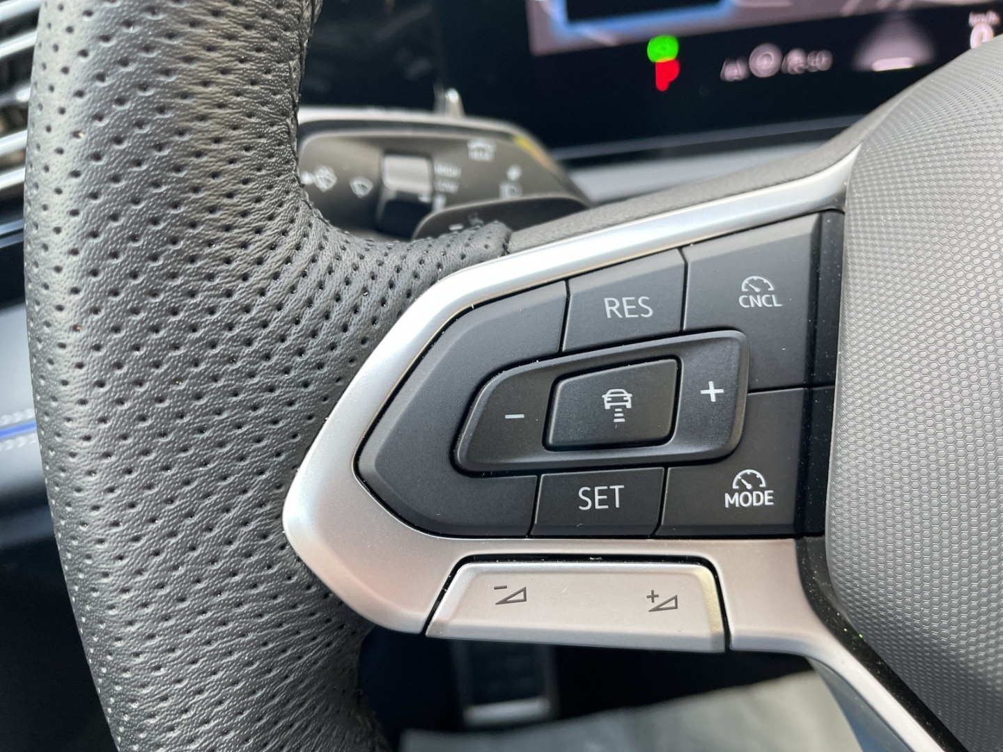 Tiguan 2.0TDI R-Line 4M Black Pano/Standhzg/AHK/HUD/LEDER/Keyless/H&K/ACC/360°Kamera/DCC/Matrix/