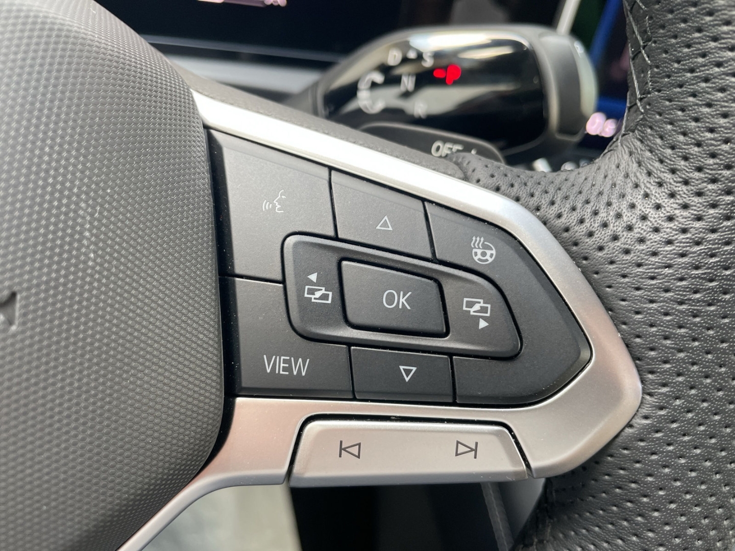 Tiguan 2.0TDI R-Line 4M Black Pano/Standhzg/AHK/HUD/LEDER/Keyless/H&K/ACC/360°Kamera/DCC/Matrix/