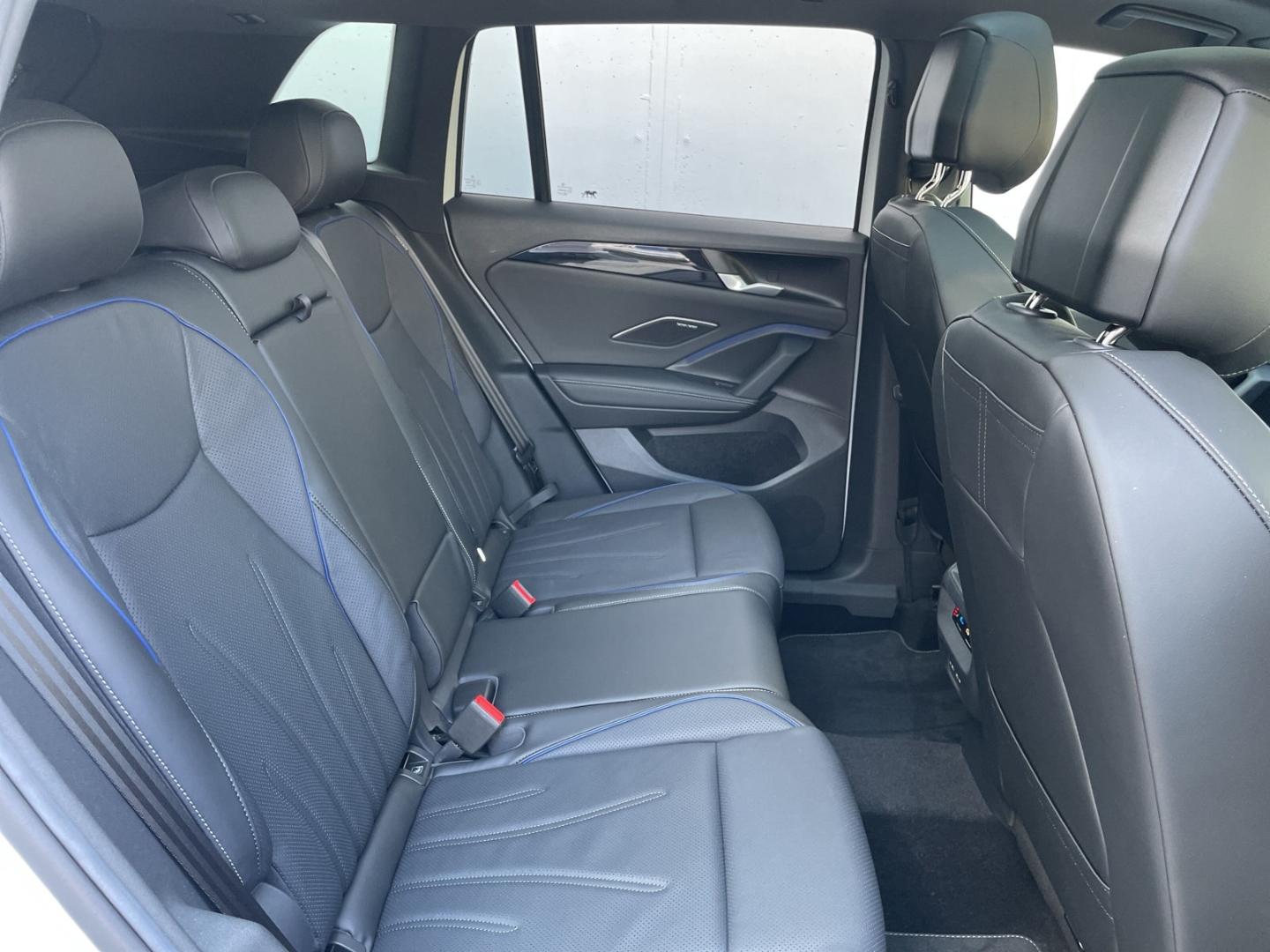 Tiguan 2.0TDI R-Line 4M Black Pano/Standhzg/AHK/HUD/LEDER/Keyless/H&K/ACC/360°Kamera/DCC/Matrix/