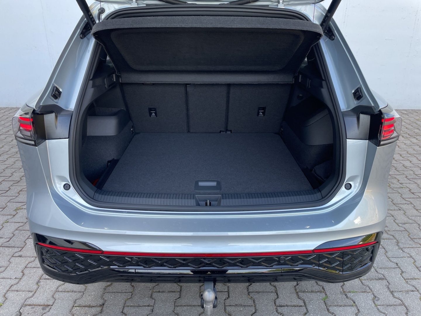 Tiguan 2.0TDI R-Line 4M Black Pano/Standhzg/AHK/HUD/LEDER/Keyless/H&K/ACC/360°Kamera/DCC/Matrix/