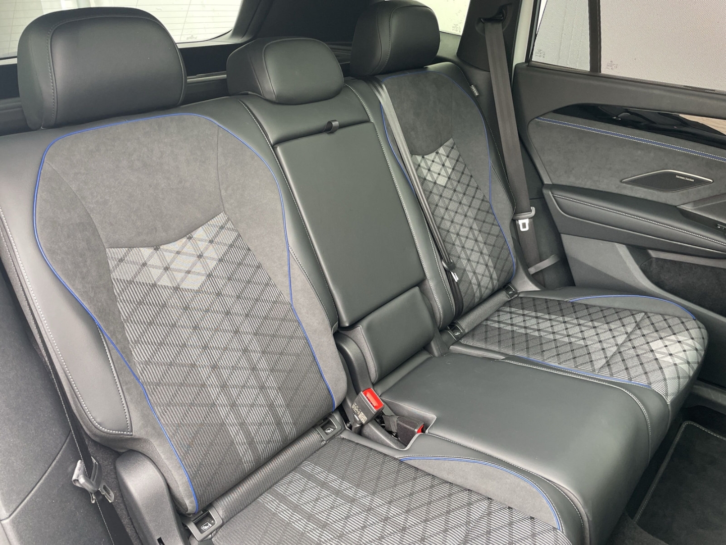 Tayron 2.0 TDI DSG R-Line 4Motion Pano/AHK/Keyless/360Kamera/HUD/H&K/Keyless/el.Heckklappe