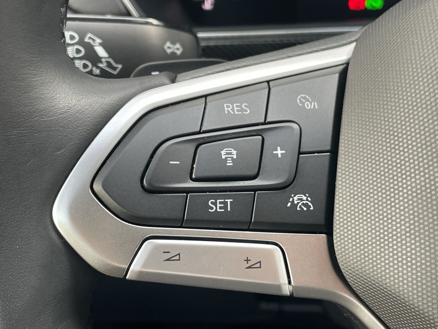 T-Cross 1.5 TSI DSG R-Line AHK/Kamera/Navi/App-Connect/ACC/Travelassist