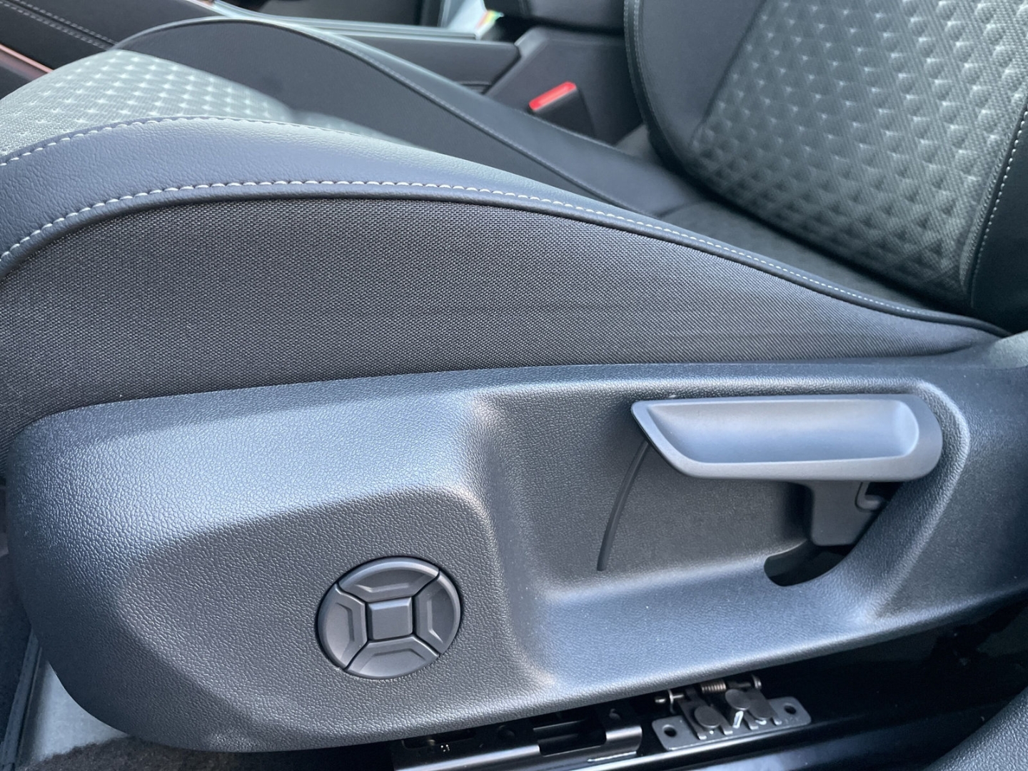 T-Roc R-Line 1.5 eTSI IQ.LIGHT/HUD/AHK/Pano/H&K 360°Kamera/App-Connect