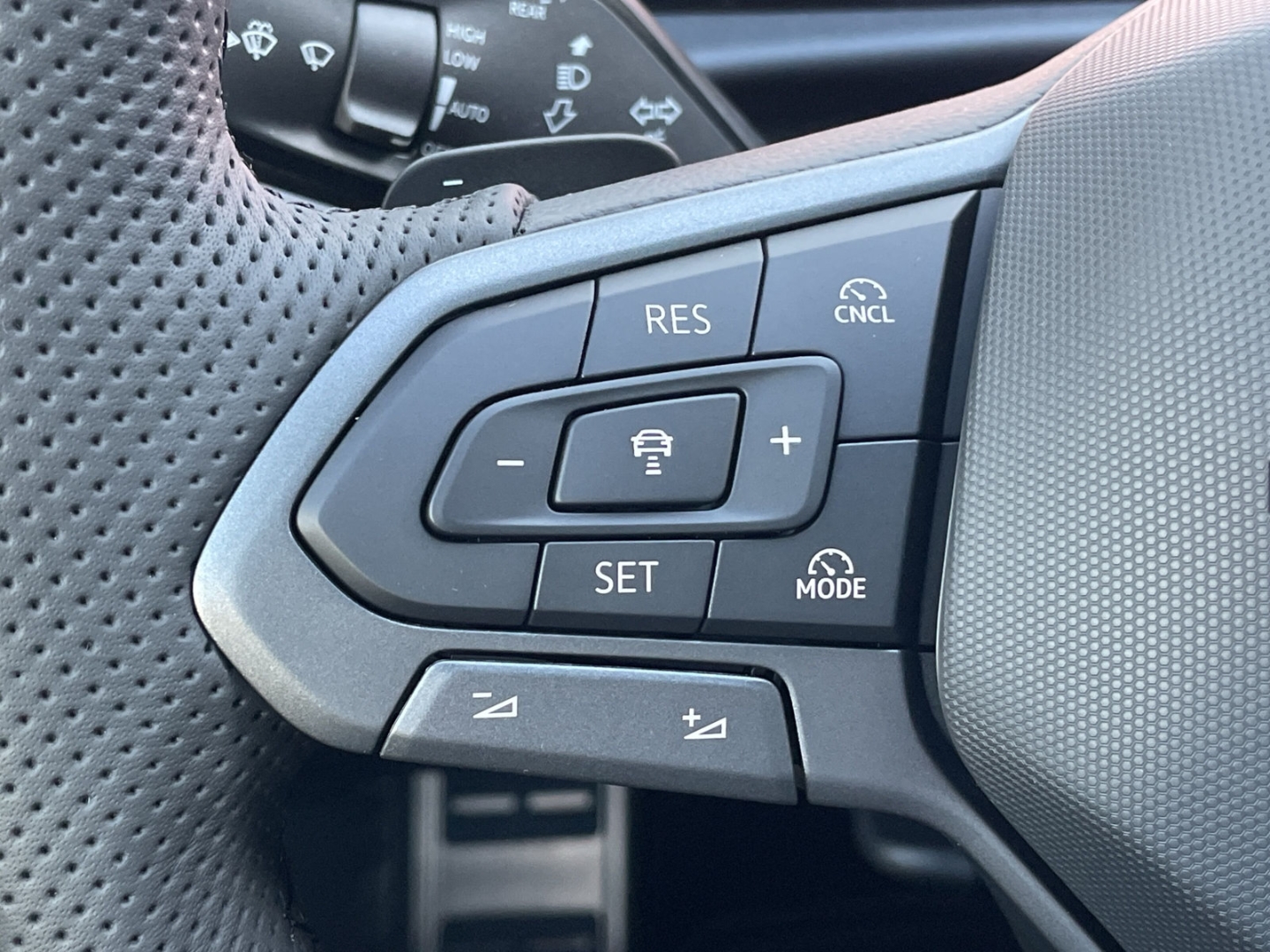 T-Roc R-Line 1.5 eTSI IQ.LIGHT/HUD/AHK/Pano/H&K 360°Kamera/App-Connect