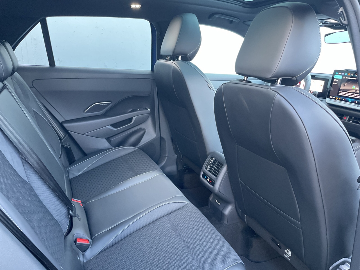 T-Roc R-Line 1.5 eTSI IQ.LIGHT/HUD/AHK/Pano/H&K 360°Kamera/App-Connect