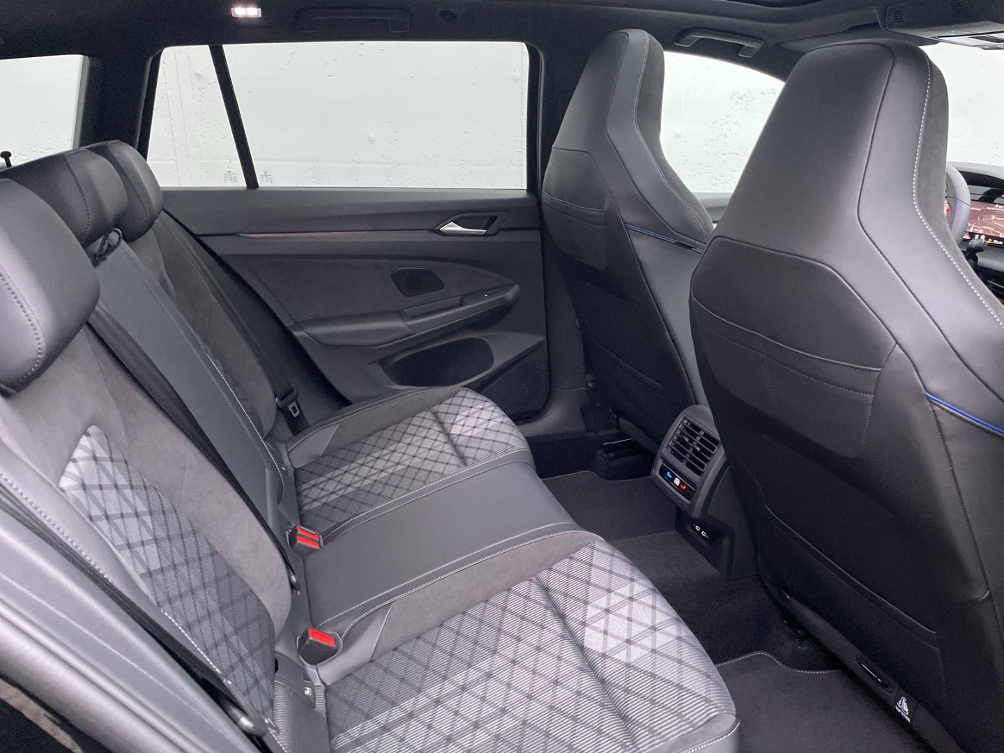 Golf Variant VIII R-Line 1.5 eTSI DSG AHK/Pano/HUD/H&K/ACC/Kamera