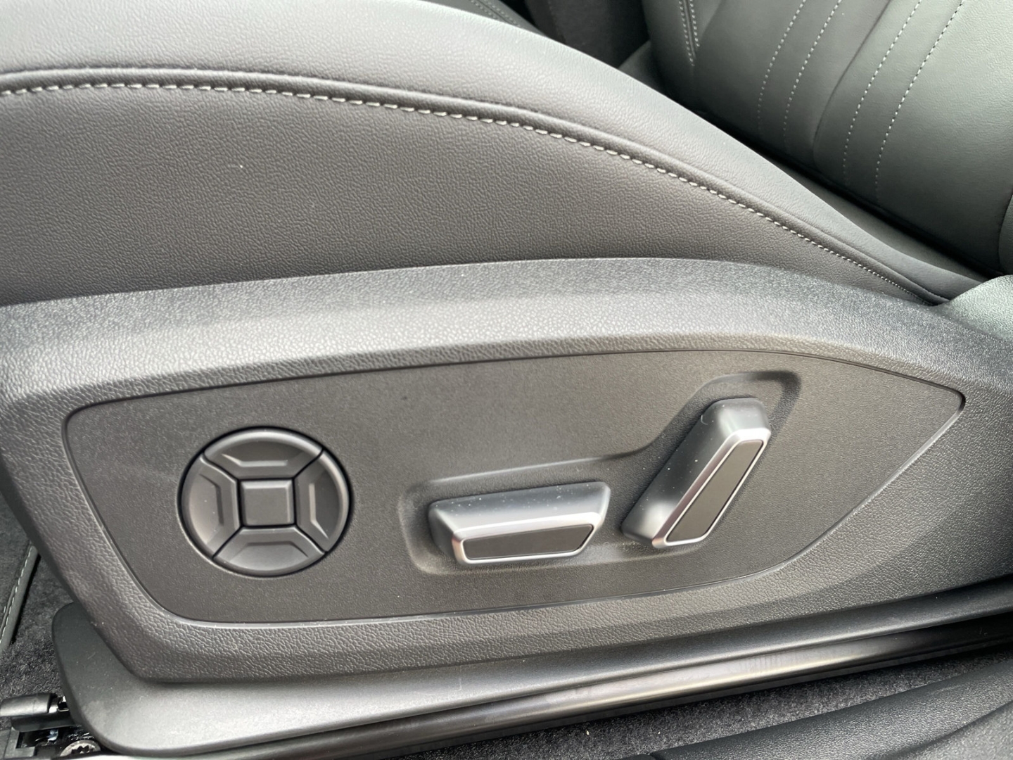Q3 S line 1.5 e-hybrid Pano/AHK/SONOS/Matrix/HUD/360°Kamera/ACC/Navi/App-Con.