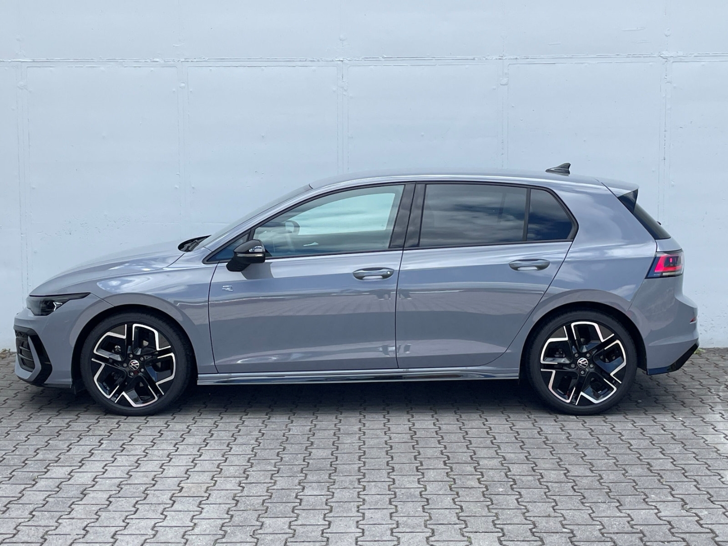 Golf VIII 1.5eTSI DSG R-Line AHK/Kamera/IQ.Light/HUD/Navi/ACC/App-Connect/