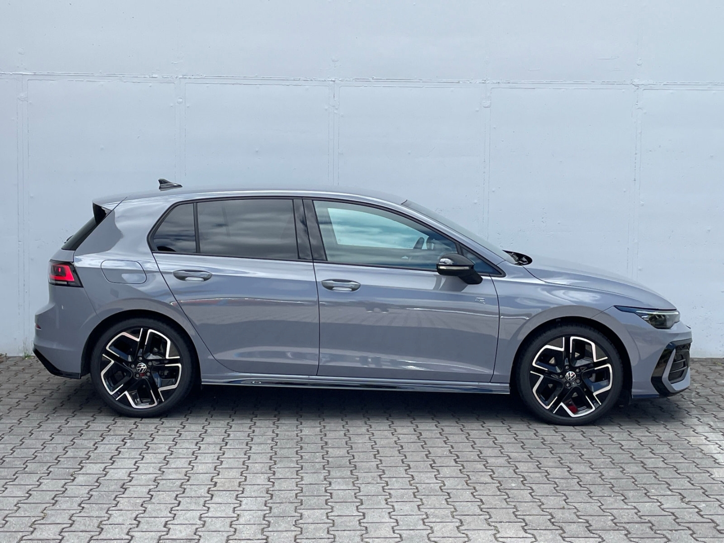 Golf VIII 1.5eTSI DSG R-Line AHK/Kamera/IQ.Light/HUD/Navi/ACC/App-Connect/